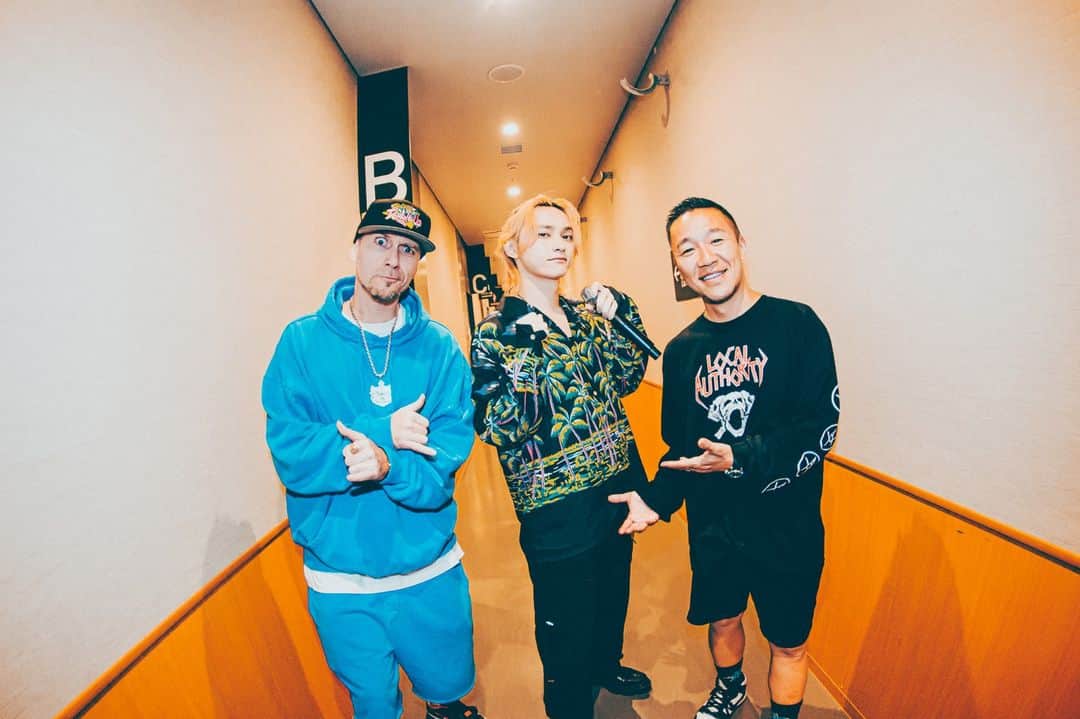 Def Techのインスタグラム：「Def Tech "Double Up" Tour DAY4 Special Guest：”SKY-HI” 2023/04/21 Zepp Haneda ARIGATO!!  SKY-HIのパフォーマンス、半端じゃなかった！ 全力で挑んでた！ステージが揺れてた！ そして、フリースタイルのkonomamaでブチ上がった！ とても沢山の刺激を貰った！ Respect!!!! Thank you so much!!!!! @skyhidaka  @skyhi_staff   SKY-HIファンの皆様、Def Techファンのみんな 東京でみんなの笑顔を見れて嬉しかったよ！ またすぐに会おう！！ ✨🙌🏻🙋🏻‍♂️🙋🏼‍♂️🙌🏻✨  Def Tech "Double Up" Tour ▼Special Guest Nulbarich / yama / Creepy Nuts / SKY-HI  ▼公演日程 2023年4月1日(土) Zepp Nagoya Special Guest : Nulbarich  2023年4月6日(木) Zepp Fukuoka Special Guest : yama  2023年4月7日(金) Zepp Namba Special Guest : Creepy Nuts  2023年4月21日(金) Zepp Haneda Special Guest : SKY-HI  #DefTech @microfromdeftech @shen037  ▼Team Def Tech @nagacho_gt  @djhirakatsu  @kumaigoro  @kazuki_isogai  @dubmasterx  Photo & Movie｜ @umi_hayato  SNS Photo & Movie｜ @sana_0811_   ▼Special thanks @_toshiyukikobayashi_  @corner_designed   URBAN ISLAND SOCIETY @urbanislandsocietyjapan   URBAN ISLAND SOCIETY RYUKYU @urbanislandsociety_ryukyu   URBAN ISLAND SOCIETY BLUE VALLEY @urbanislandsociety_bluevalley   URBAN ISLAND SOCIETY @urbanislandsocietyjapan」