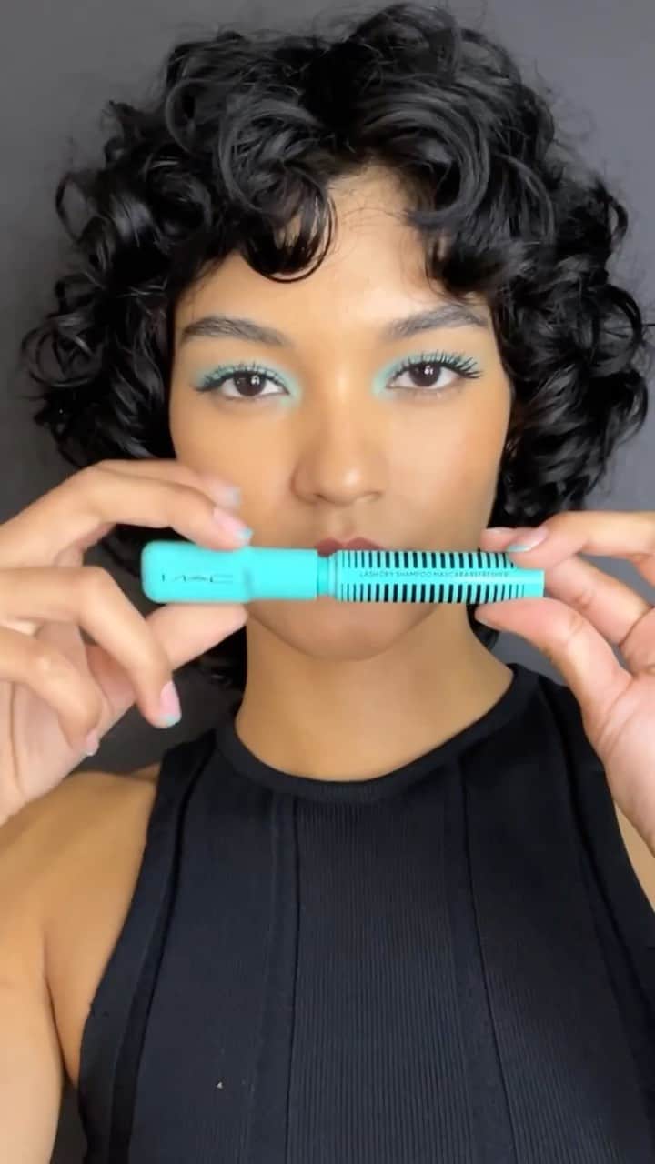 M·A·C Cosmetics BRのインスタグラム：「Todos os ângulos do poder da Máscara Lash Dry Shampoo em ação 🔥 Reviva e renove sua máscara – sem necessidade de removedores de maquiagem – com a fórmula resistente a grumos da NOVA #MACLashDryShampoo.  *Teste de consumidor em 176 pessoas após uma semana de uso do produto.  #ParaTodoMundoVer: no vídeo aparece uma modelo segurando o aplicador da máscara Lash Dry Shampoo e passando nos cílios.」