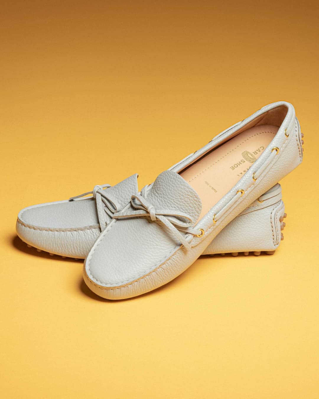 カーシューのインスタグラム：「Wear simplicity and femininity. Discover "The Original" driving shoe, in soft grained leather and chalk white.」
