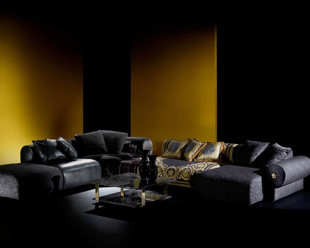 ジャンニヴェルサーチのインスタグラム：「Versace Home at Salone Del Mobile  18 - 23 April   Fiera Milano, Rho  Further details at Versace.com via the link in bio  #VersaceHome」