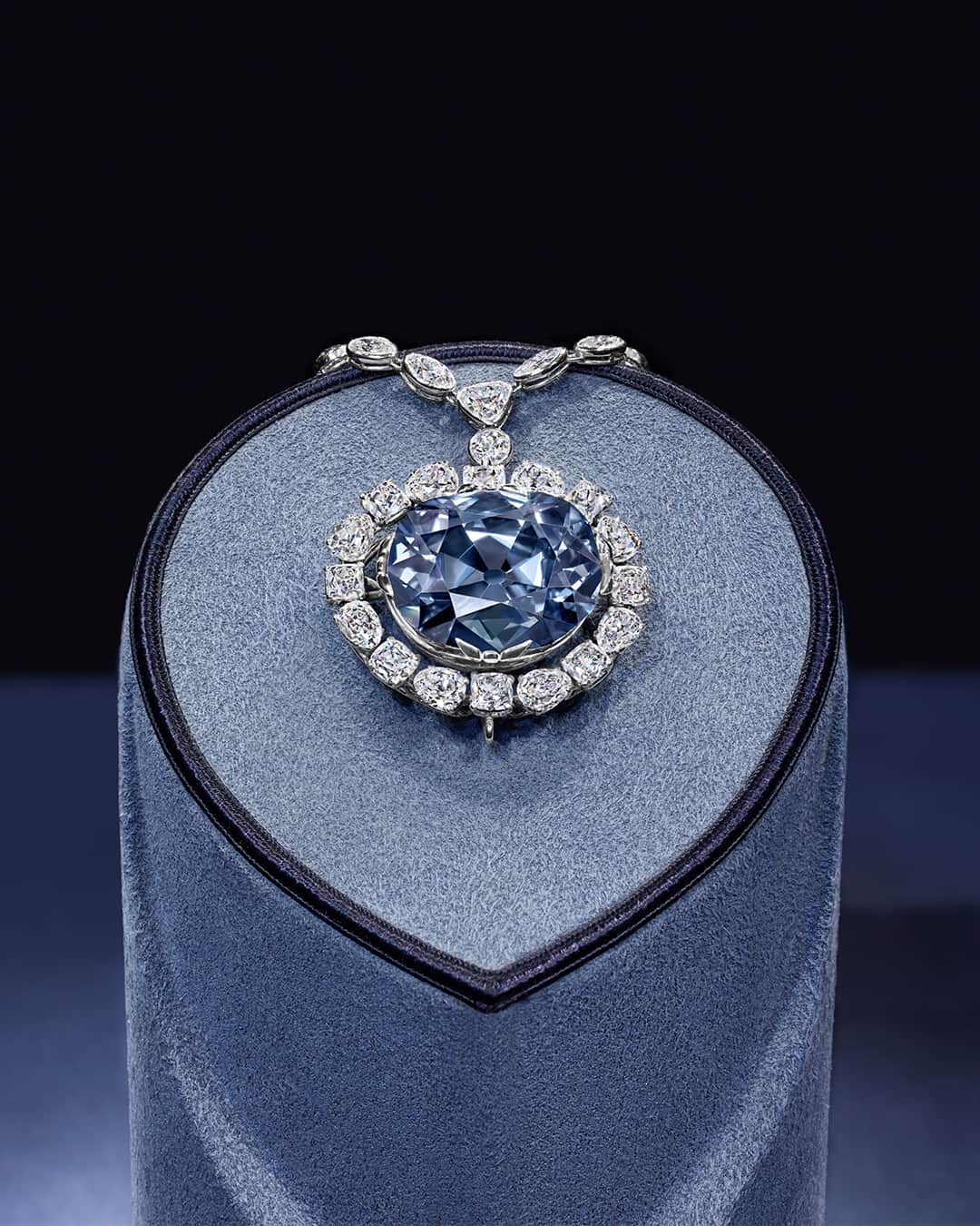 ハリー・ウィンストンのインスタグラム：「In 1958, Harry Winston donated the Hope Diamond to the Smithsonian Institution in Washington, D.C.—beginning a brilliant legacy. Inspired by the extraordinary 45.52 carat stone, the House has created a series of one-of-a-kind pieces that celebrate this legendary gem. #HarryWinston」