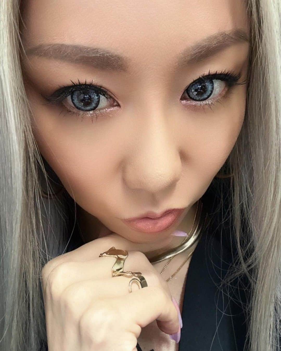 倖田來未のインスタグラム：「. ヘアメイクと衣装はこんな感じでしたー！ ⁡ #openrec #こんきれ #kodakumi #倖田來未」