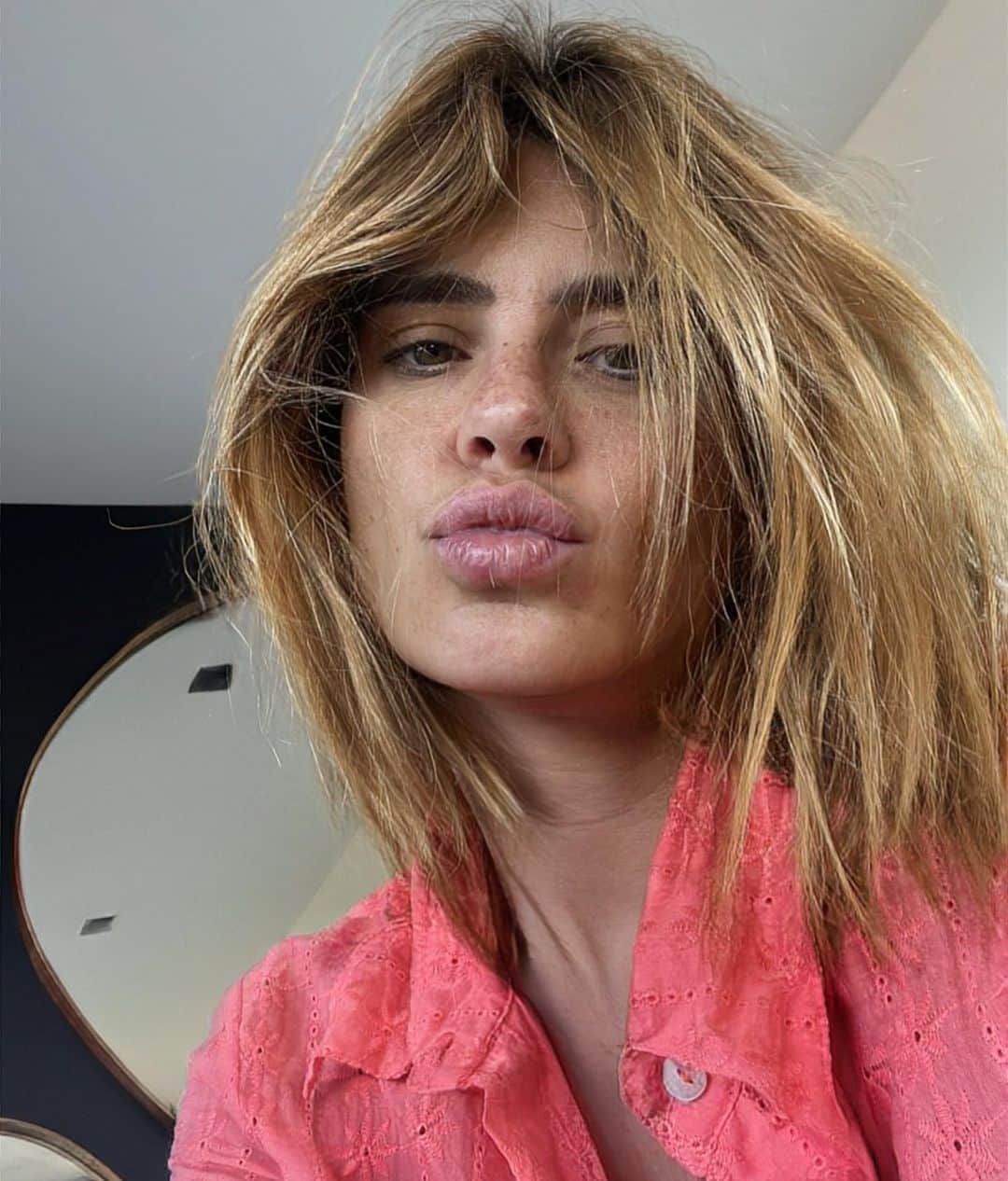 カロライナディークマンのインスタグラム：「de cabelo bagunçado  e rosto preguiçoso  recém acordado por motivo de feriado  ora ora q poeminha mais desastrado」
