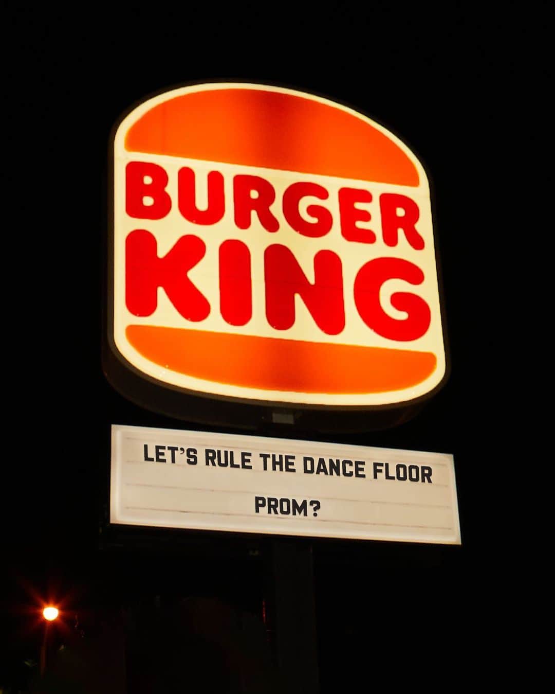 バーガーキングさんのインスタグラム写真 - (バーガーキングInstagram)「tag ur bestie who needs some promposal inspo 👑」4月22日 0時06分 - burgerking
