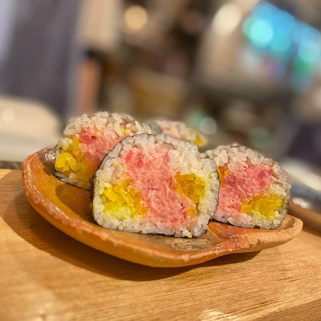 原紀舟のインスタグラム：「ずーっと行ってみたかったお店🫶 めちゃくちゃ美味しかった🥹 今年もお祝いありがとう💓  日本酒たんまり飲んで幸せでした🍶 ご馳走様でした☺️  #日本酒青い林檎  #とろたく  #日本酒🍶」