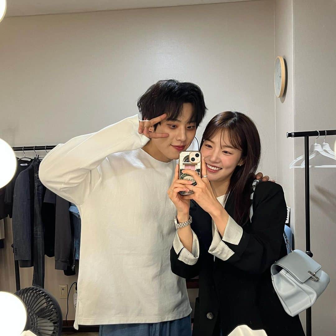 ユンソのインスタグラム：「진짜 무대에서 반짝반짝빛나는 사람✨✨ (붕어빵은 그냥 너무 맛있어서..)」