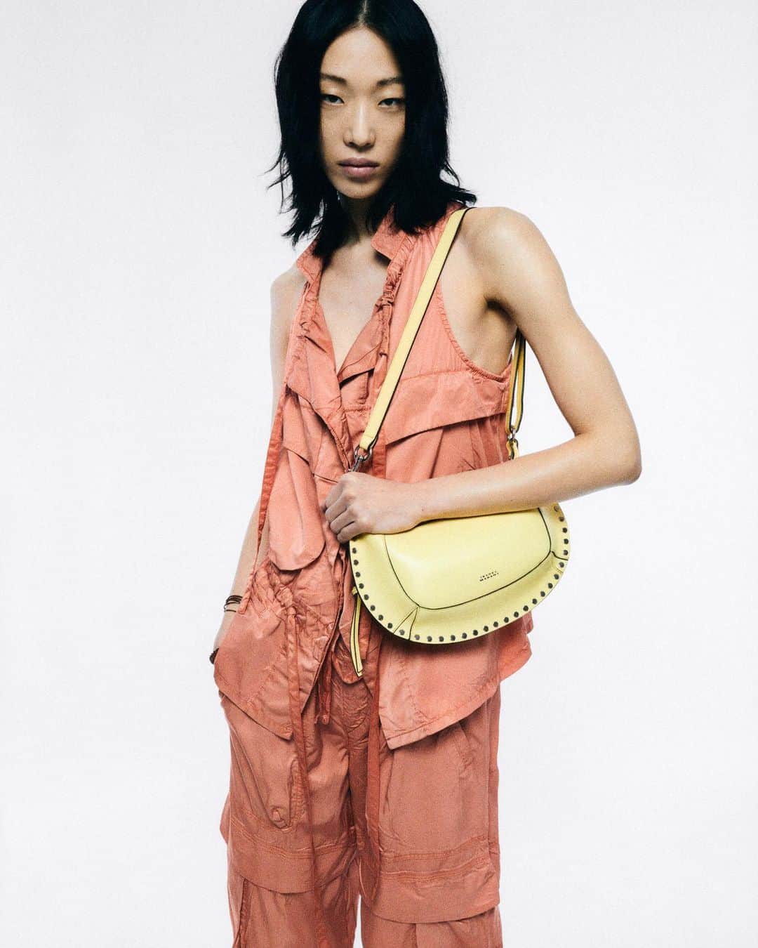 イザベルマランのインスタグラム：「Coral sensation. The NADEA jacket and NAZEMI trousers create a tone-on-tone effect. See more from the #IsabelMarantSS23 collection via link in bio.  Photographed by @vitofernicola   #IsabelMarant」