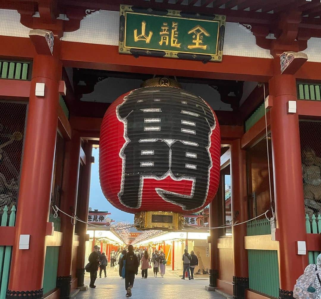 橋本志穂さんのインスタグラム写真 - (橋本志穂Instagram)「箏のお稽古の日〜 親友の綾さんと久しぶりに会えたー♫ お嬢さんたちが 東京の大学卒業したり、、 なかなか上京する機会も減っちゃって🥲 会えない日々が続いてたから、 嬉しかったなー❣️ 北海道でいつも美味しいお店に連れてってくれるので、 私も東京で1番、いやいや、世界で一番好きなハンバーグのお店に行きました。 あ、ハンバーグのお店じゃないや。メインはステーキね！ 熱々ジュージュー焼くのではなく、 ガーリックスライスの上に乗せて 遠火でじっくり時間をかけて焼く熟成肉❣️ 焼けるまで時間がかかるので、 鮑やエビに舌鼓〜 今回は日向鶏の鉄板焼きも食べました。 皮目パリパリで 美味しかったな〜❣️  そして、 レアなハンバーグ ここのハンバーグ、10個食べたい。  つなぎなし！ だけどとろっとろになるまで捏ねて ふんわりしたハンバーグ。 特製の醤油とカラシで いただくのです❣️  いつか一緒に行きたいと思ってたお店に やっと行けた‼️  美味しかったし 嬉しかった日。。  仕事終わりの夫も一緒に〜 猫の🐈話にワクワクでした^_^  #浅草 #ステーキ #とみい #ハンバーグ」4月22日 0時14分 - shihohashimoto3