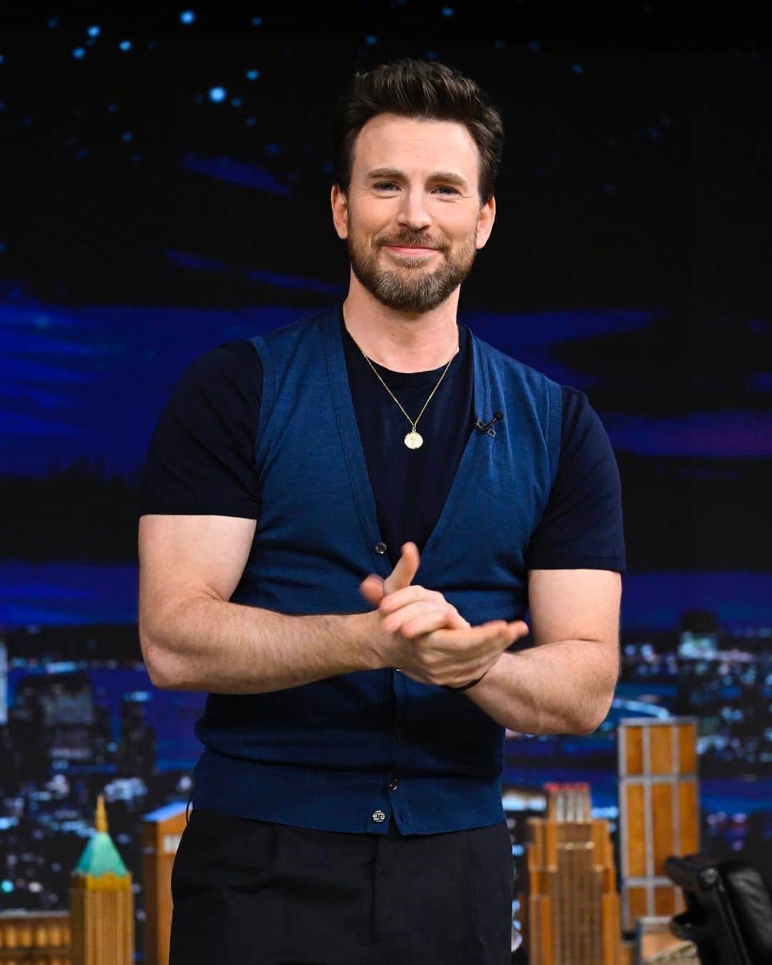 のインスタグラム：「Actor @chrisevans wears our Huntswood waistcoat in Indigo on @fallontonight, styled by @ilariaurbinati.  #chrisevans #johnsmedley」