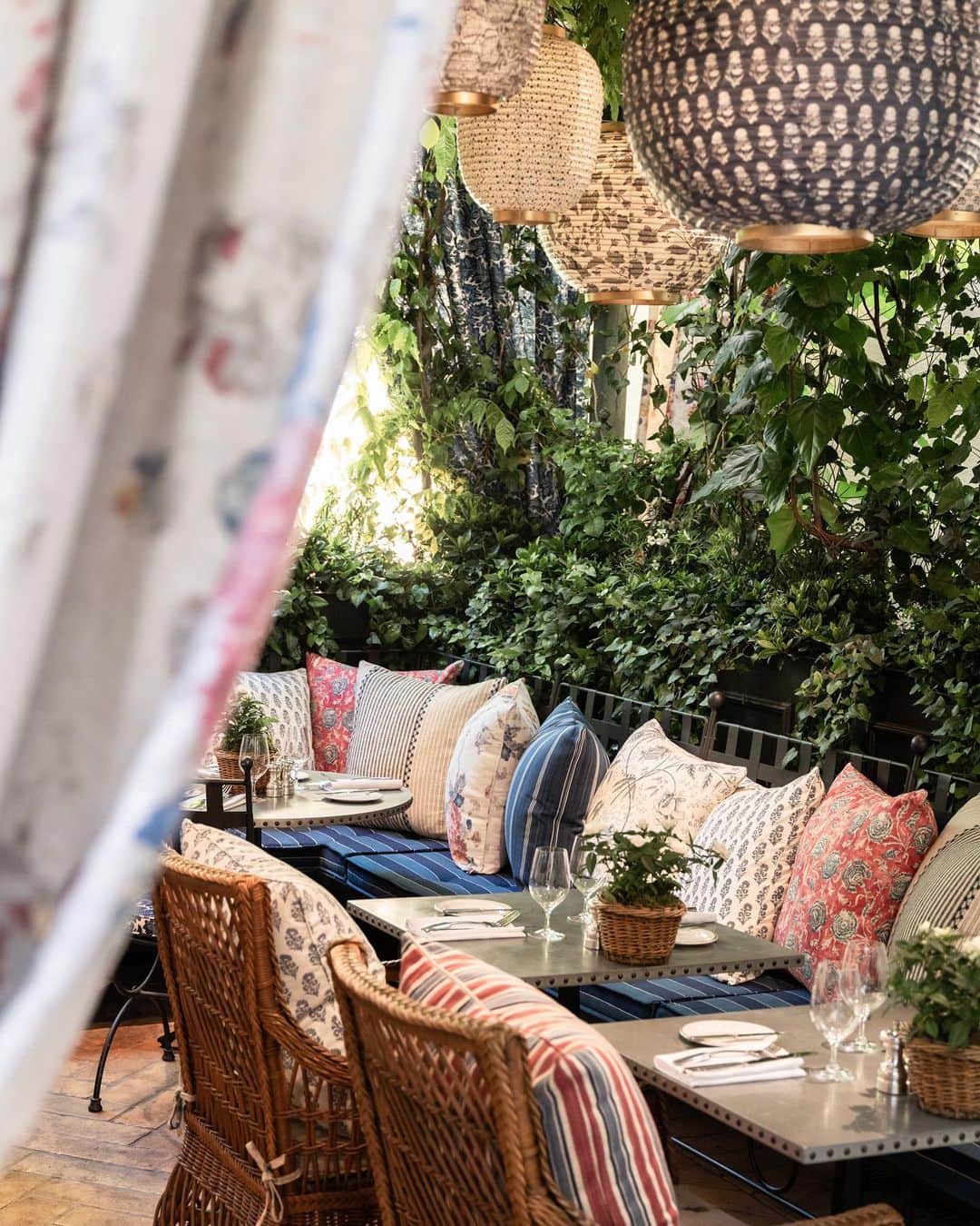 Polo Ralph Laurenさんのインスタグラム写真 - (Polo Ralph LaurenInstagram)「Under festive lanterns of #RalphLaurenHome fabrics, the vine-covered pergola in the courtyard of The Bar at Ralph Lauren on Via della Spiga creates a perfect respite to enjoy breakfast and lunch alfresco during #MilanDesignWeek.  Join the celebration at #RalphLauren’s Milan flagship.  #RLMilan #PoloRalphLauren」4月22日 0時15分 - poloralphlauren