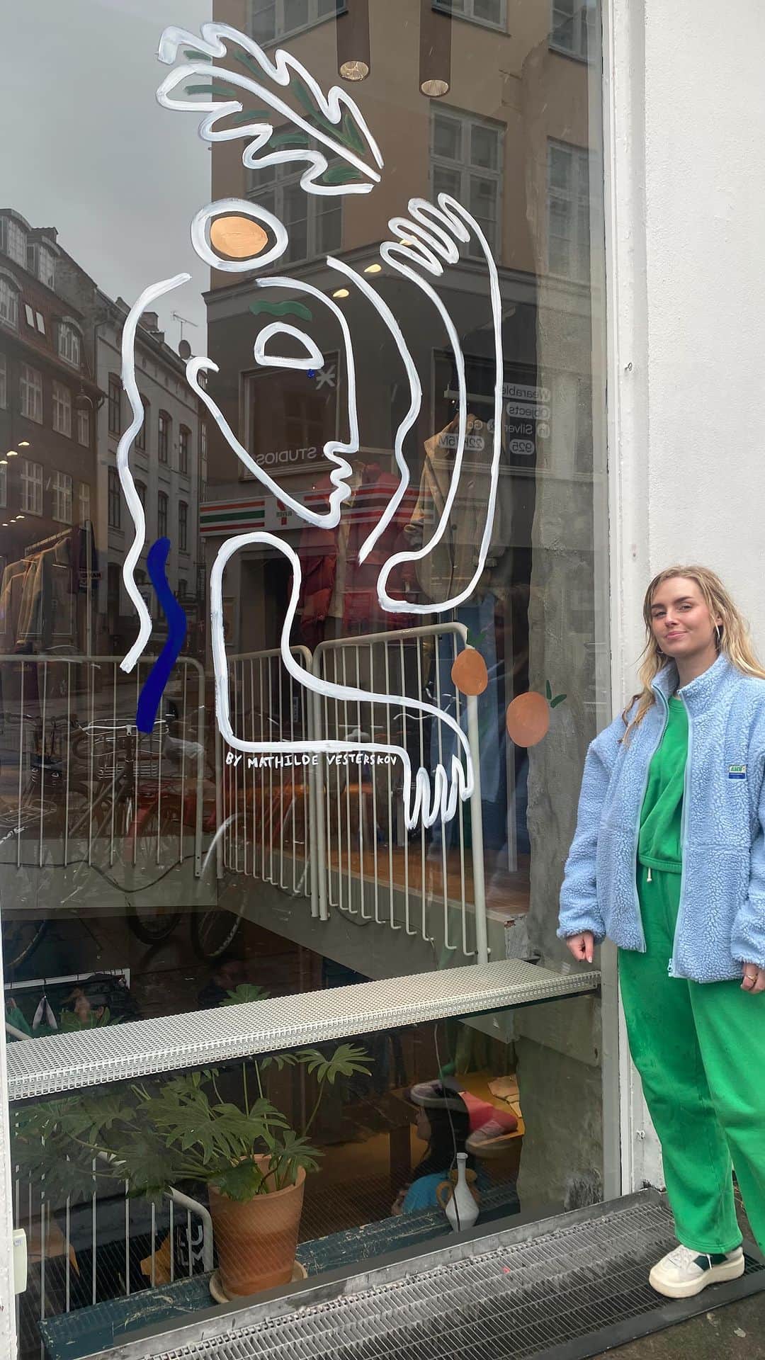 アメリカンビンテージのインスタグラム：「At American Vintage we are continuing to showcase young creative designers! In France and the rest of Europe, six local artists have been given free reign in our store windows 🖌️ Go take a look at these fabulous creations, up in our windows until April 29 🌞 Bonus: get our limited edition tote-bag with an exclusive design of each artist!  🇫🇷 @julie.brouant at Paris Tiquetonne 🇫🇷 @mel.de.mars at Aix-En-Provence 🇩🇰 @bymathildevesterskov at Copenhagen Pilestræde 🇵🇹 @madalenajpequito at Lisbon Liberdade 🇩🇪 @eleniaberetta at Berlin Mitte Women  🇬🇧 @laurageeart at London Covent Garden  #americanvintage #art #youngcreation #storewindows #retailnews」
