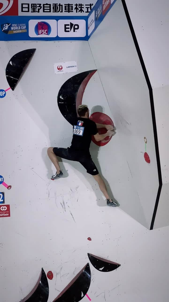 Manu Cornuのインスタグラム：「Première compétition terminée dès les qualifications a Tokyo.  Le résultat n’est pas bon mais encore avant hier c’était un pari de ce dire que j’allais grimper aujourd’hui.   L’information comme quoi je suis blessé au coude a tourné, j’ai reçu des messages et vu certaines interrogations.  Je ne voulais pas communiquer dessus avant la compet mais je ne suis pas vraiment blessé, j’ai une bactérie qui titille mon coude depuis un peu plus de 10 jours, et qui m’apporte des douleurs dans beaucoup de mouvement. Je suis suivi par l’équipe médicale, on s’en occupe pour soigner ça et revenir au plus vite avec la barre d’énergie au maximum  Aujourd’hui avec la fatigue est la difficulté psychologique de réussir à se mettre dans la compet malgré la douleur, ma place est 45eme.    Direction Séoul 🔜」