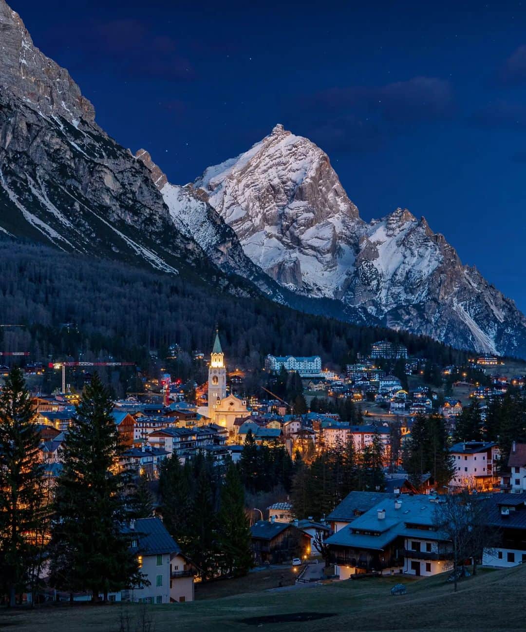 Rich McCorさんのインスタグラム写真 - (Rich McCorInstagram)「ad| I travelled with @radissoncollection to the Italian Dolomites, to the town of Cortina d'Ampezzo to spend some time at the iconic @grandhotelsavoiacortina and to get some time on the slopes.  Cortina is a year round destination but it's especially famed for it's skiing, partly thanks to James Bond because a lot of the ski chase scenes in 'For Your Eyes Only' were filmed here. Cortina's slopes were also put on the map when it hosted the 1956 Winter Olympics, and it's going to host them again (with co-hosts Milan) in 2026. The old Ski Jump from the Olympics is still here as is the Bobsleigh run (which is currently being restored for use again in 2026)   #RadissonCollection #ForTheLoveOfCortina」4月22日 0時25分 - paperboyo