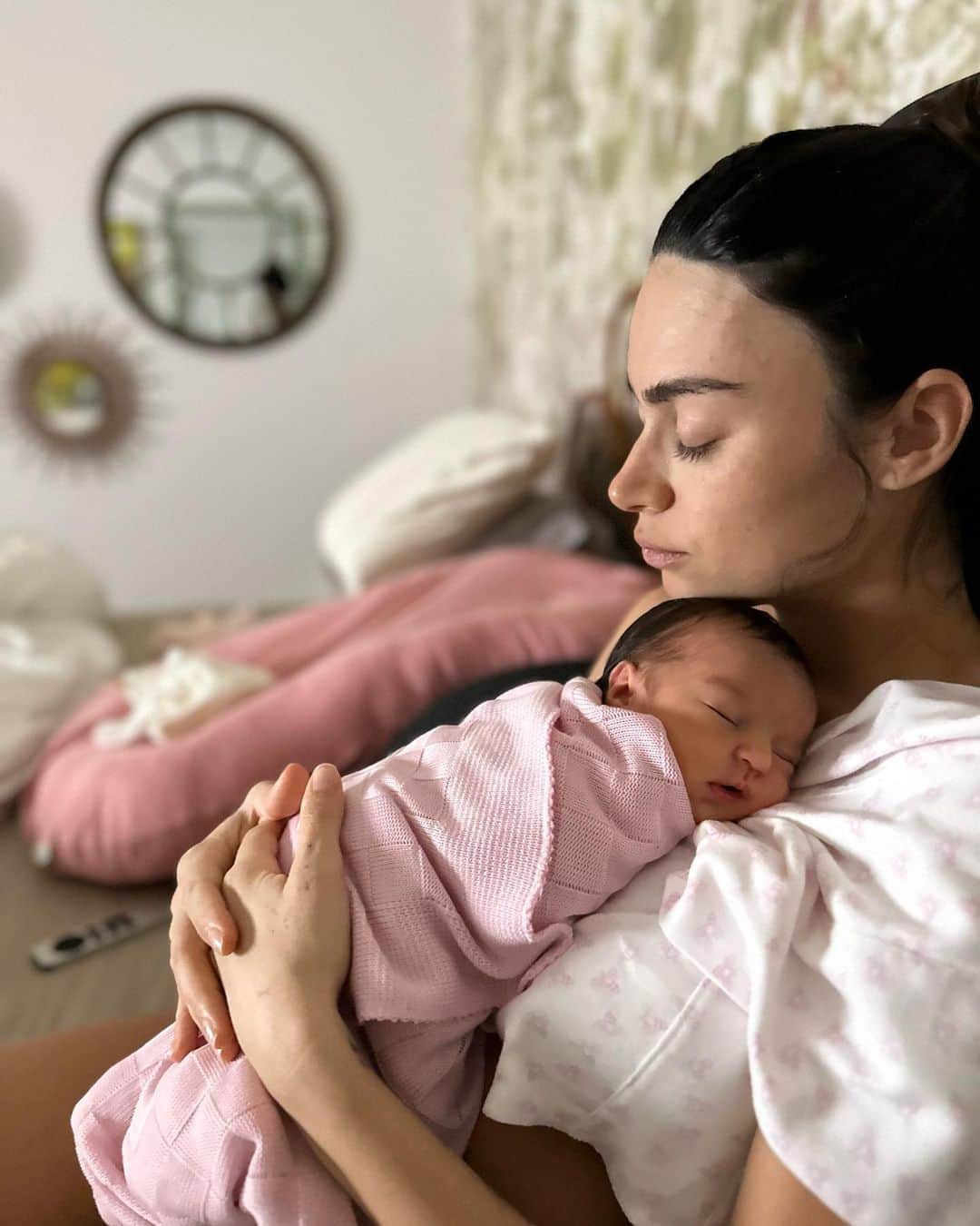 Thaila Ayalaのインスタグラム：「Não tenho legenda pra TANTO!  É exaustivo, é dolorido as vezes insano… Loucura louca!  Mas não dá p descrever o que bate no meu peito, o que enche a minha alma, o que arrebata minha vida e transforma tudo novo de novo!」