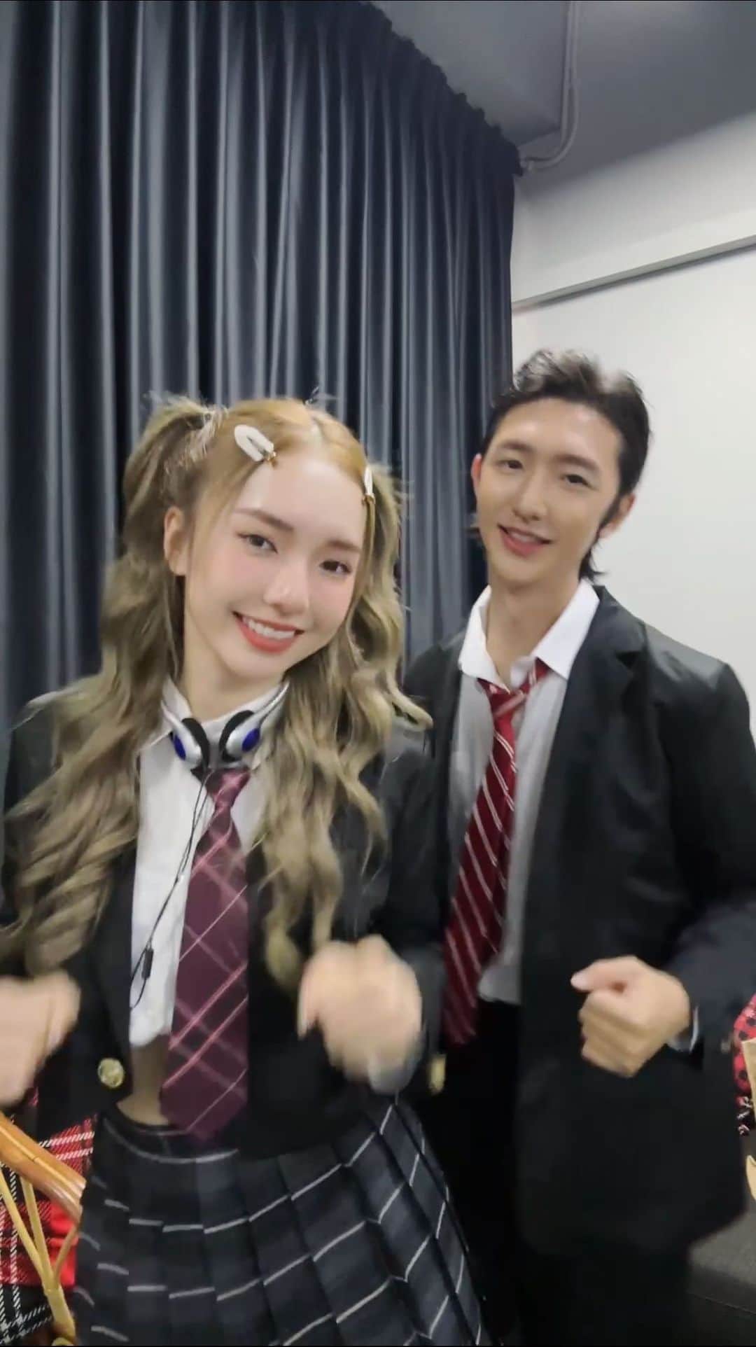 STEPHY YIWENのインスタグラム：「下课后tik一个tok🤣🤣  等我们的校园写真照🧑‍🎓」