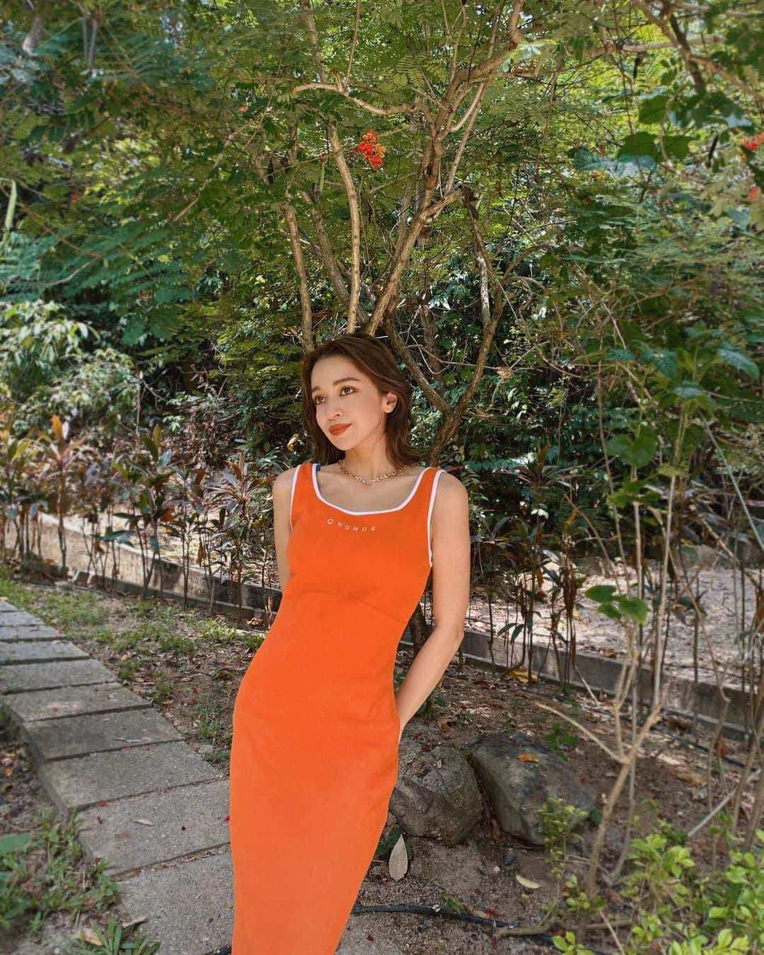 のインスタグラム：「in Malaysia🇲🇾 お気に入りの1着✨ リゾートなど旅行先でも愛用🧡 @cronos_women  服に合わせてmakeも🍊🧡🌞」