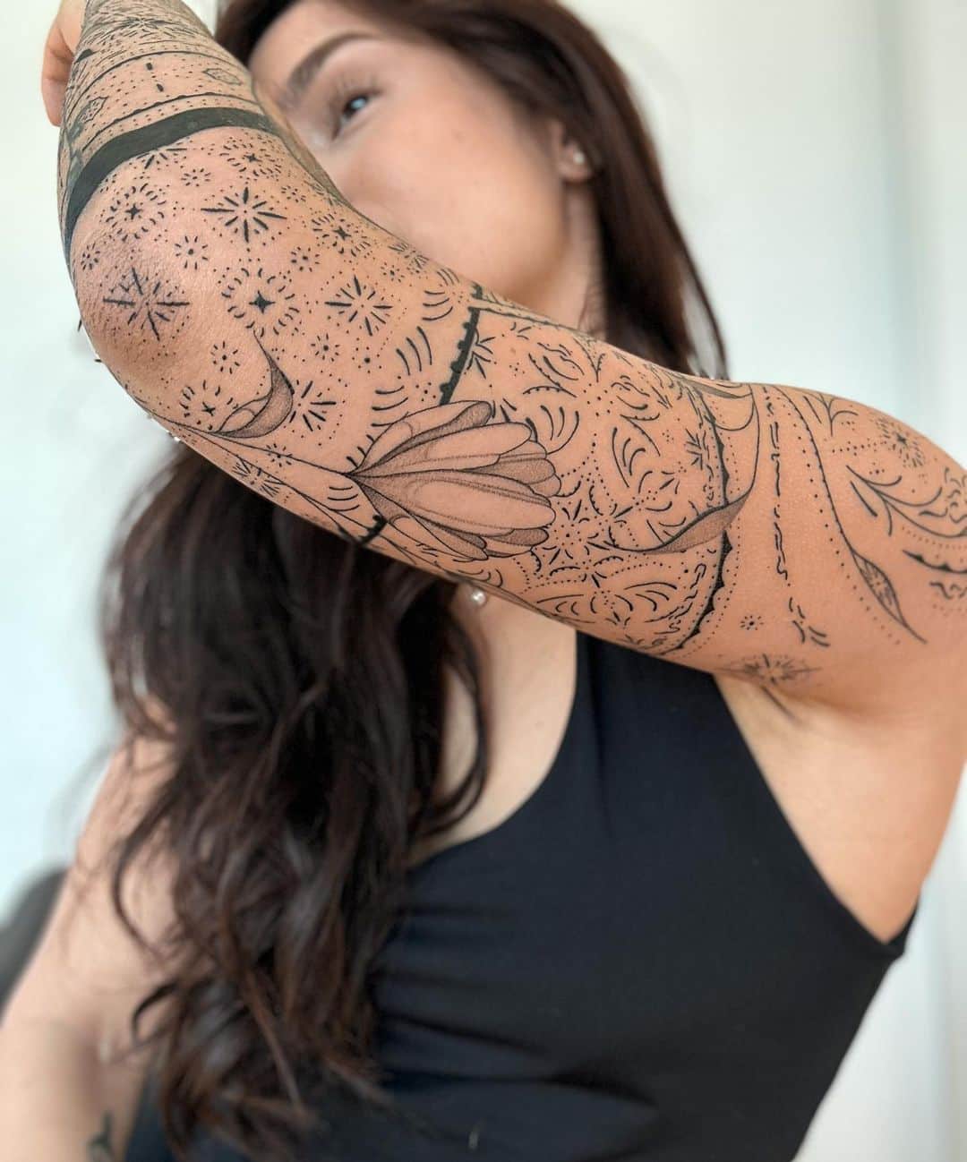 チャチー・ゴンザレスさんのインスタグラム写真 - (チャチー・ゴンザレスInstagram)「I can’t even believe it. I have my sleeve! I don’t even know where to begin. For most of my adolescent years I was put in a box. Always told who to be and what to say. How to behave and how I could and couldn’t express myself. It took me a while to break free from the those mental shackles even years after I left the toxicity behind. Today, I’m the most me I’ve ever been. Apart from my passion of performing, tattoos were a very fun visual way to express myself. It started with small ones and eventually led up to my back piece that I got last summer….AND HERE WE ARE TODAY WITH THIS BEAUTIFUL SLEEVE. Like my back, I went with an ornamental style. I love a bold feminine look. It truly embraces how I view myself. Since I had the national flowers of Mexico on my back, I wanted to incorporate Finland’s flowers in this design. Lily of the valley flowers symbolize happiness, luck and motherhood. All the beautiful things I have been blessed with in my new home country 🇫🇮 As I embark on new career paths and adventures I wanted to remind myself of my strength and the positive energy that lives inside of me with the marigolds in this piece. All the surrounding elements, like my back, I wanted to keep bold but delicate. I did cover my old Bandit tattoo on the inner elbow because it never really turned out right. (Don’t worry, he’ll get a dedicated tattoo when the time is right) I’m in love with this design. It’s so ME and feels so right. Yes, it hurt but I earned the damn thing! 30 hours 😅 Thank you @universewithintattoo for visualizing and creating this masterpiece. With that being said, the tattoo is still very red, a little smudgy from ink under the second skin and needs about a month of healing…so I’ll update when it’s not so scabby✌🏼」4月22日 0時29分 - chachigonzales