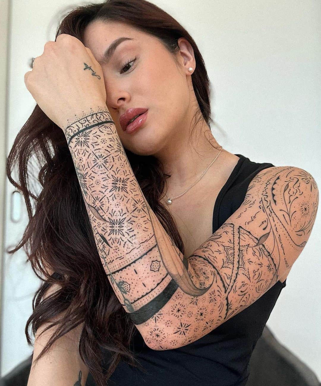 チャチー・ゴンザレスのインスタグラム：「I can’t even believe it. I have my sleeve! I don’t even know where to begin. For most of my adolescent years I was put in a box. Always told who to be and what to say. How to behave and how I could and couldn’t express myself. It took me a while to break free from the those mental shackles even years after I left the toxicity behind. Today, I’m the most me I’ve ever been. Apart from my passion of performing, tattoos were a very fun visual way to express myself. It started with small ones and eventually led up to my back piece that I got last summer….AND HERE WE ARE TODAY WITH THIS BEAUTIFUL SLEEVE. Like my back, I went with an ornamental style. I love a bold feminine look. It truly embraces how I view myself. Since I had the national flowers of Mexico on my back, I wanted to incorporate Finland’s flowers in this design. Lily of the valley flowers symbolize happiness, luck and motherhood. All the beautiful things I have been blessed with in my new home country 🇫🇮 As I embark on new career paths and adventures I wanted to remind myself of my strength and the positive energy that lives inside of me with the marigolds in this piece. All the surrounding elements, like my back, I wanted to keep bold but delicate. I did cover my old Bandit tattoo on the inner elbow because it never really turned out right. (Don’t worry, he’ll get a dedicated tattoo when the time is right) I’m in love with this design. It’s so ME and feels so right. Yes, it hurt but I earned the damn thing! 30 hours 😅 Thank you @universewithintattoo for visualizing and creating this masterpiece. With that being said, the tattoo is still very red, a little smudgy from ink under the second skin and needs about a month of healing…so I’ll update when it’s not so scabby✌🏼」