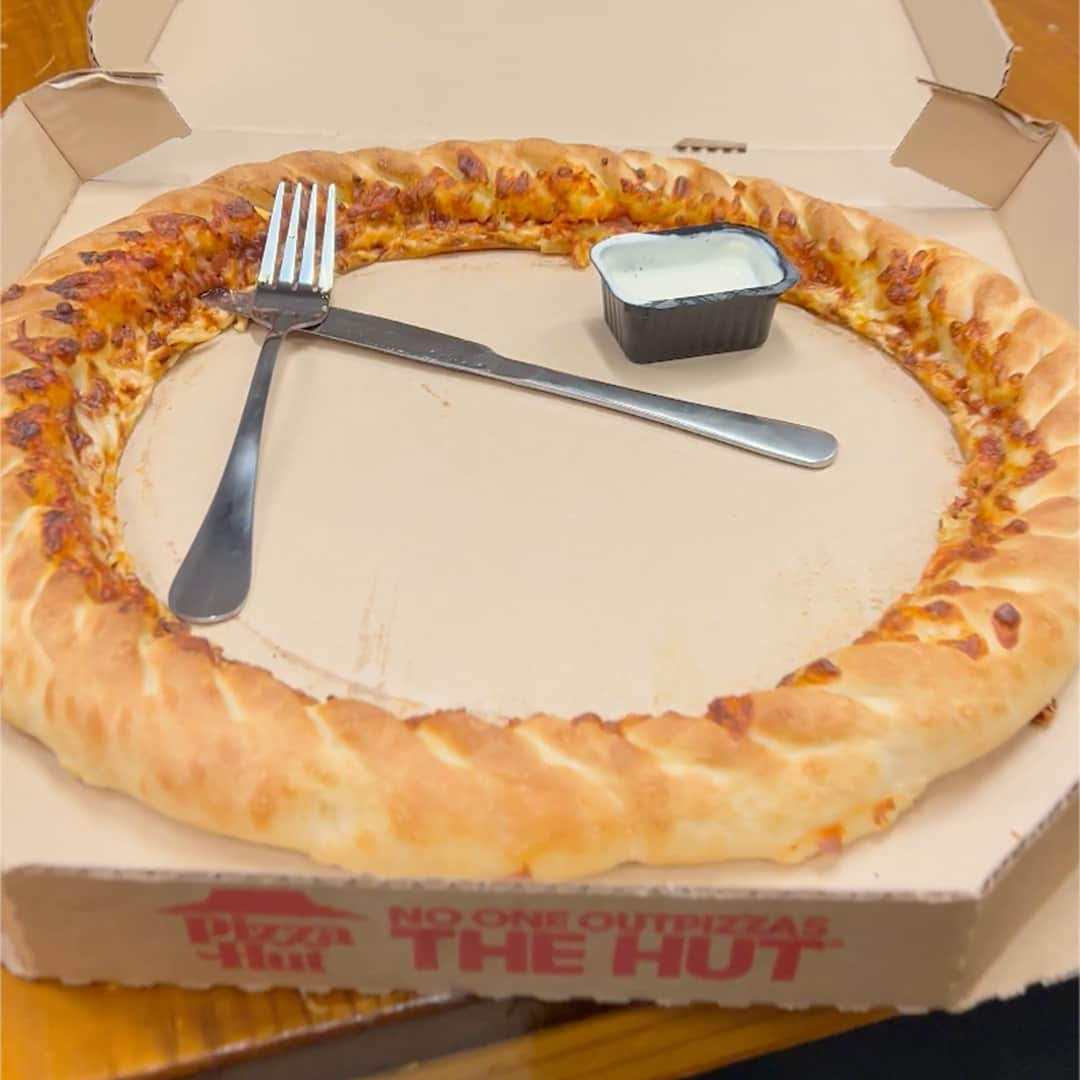 Pizza Hutさんのインスタグラム写真 - (Pizza HutInstagram)「what happened here? wrong answers only」4月22日 0時30分 - pizzahut