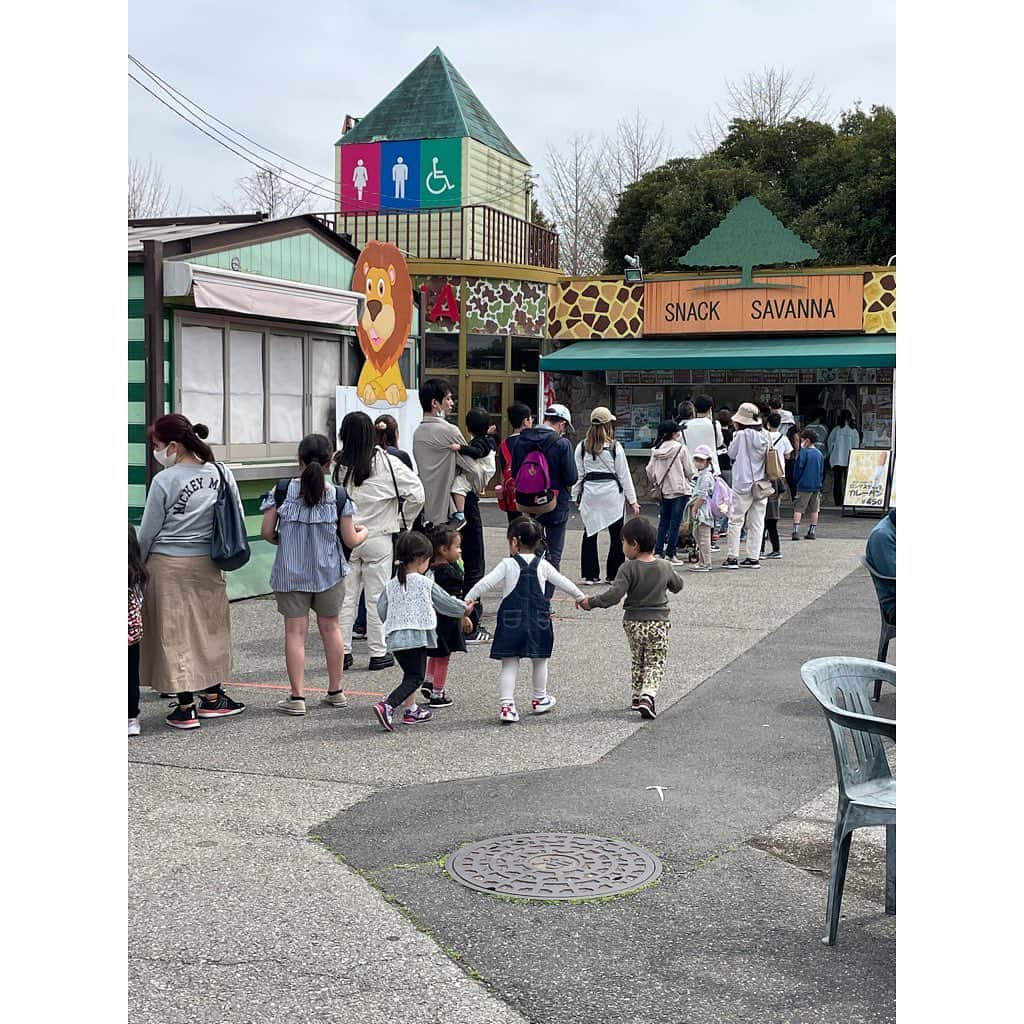 山田真以さんのインスタグラム写真 - (山田真以Instagram)「春の遠足🌸 仲良しのお友だちと#東武動物公園 🦁🐯🐧🐒🐴  娘の習い事きっかけで仲良くなったお友だち。 子どもたち同士だけでなく、母たちも昔から知ってたかのような居心地の良い友人たちです。 この5人が集まれば、子どもたちは心から楽しそう☺️💗  コロナ渦で生まれた我が子たち。 母親教室や児童館も制限があったりして、 子ども同士、親同士が触れ合う機会が少なかっただけに、 同世代の子どもを持つママ同士が気兼ねなくいろいろ話せるというのは本当に心強く、リフレッシュになるものです☺️🌈  みんなで電車やバス移動、遠足みたいでとっても楽しかったな。 #思いがけず桜もとても綺麗でピクニックもできました #閉園まで動物園を満喫 #遊園地はまた今度 #みんなで行くと動物園がこんなに楽しいなんて🐘 #ずっと仲良しでいてほしいな」4月22日 0時37分 - maaai.yamada