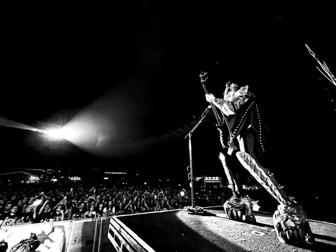 KISSのインスタグラム：「The Demon! #BeloHorizonte  #EndOfTheRoadTour #KISS50 Photo: Ross Halfin」