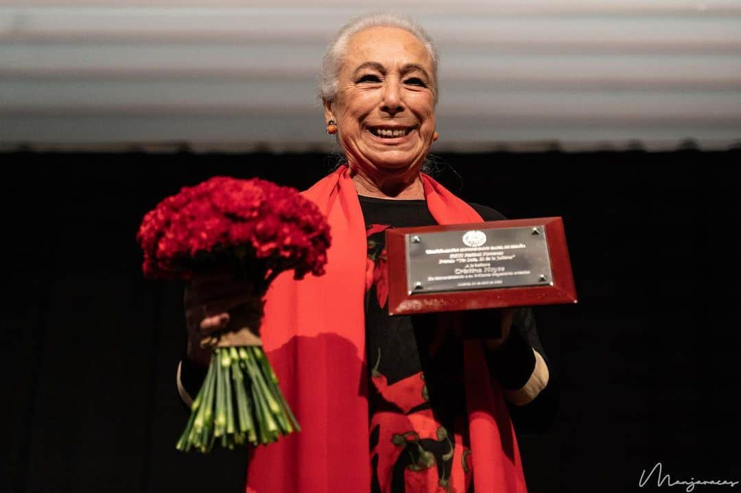 DeFlamenco.comのインスタグラム：「Honores a Cristina Hoyos  Premio Tío Luis de la Juliana 2023  Por el @cmu_isabel anoche en Madrid   #flamencomadrid #madridflamenco #baileflamenco #cristinahoyos」