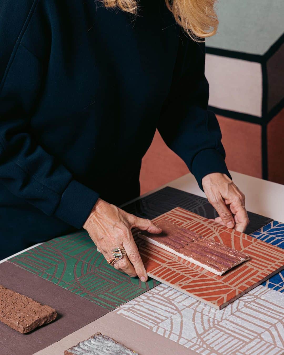 サントーニのインスタグラム：「Love for beauty, art and design come together in the collaboration between Santoni, @patricia_urquiola and @mutinaceramics, confirming once again the importance of the artisanal savoir-faire that our brand stands for.  #Santoni #MilanDesignWeek #MilanDesignWeek2023 #PatriciaUrquiola #MutinaCeramics」
