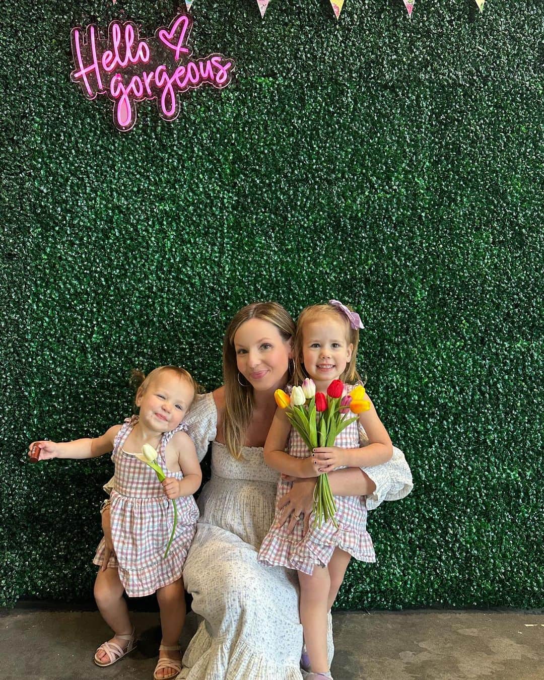 サマンサ・ドロークのインスタグラム：「Tea time with mommy 💗… with a side of sass! 🥰」
