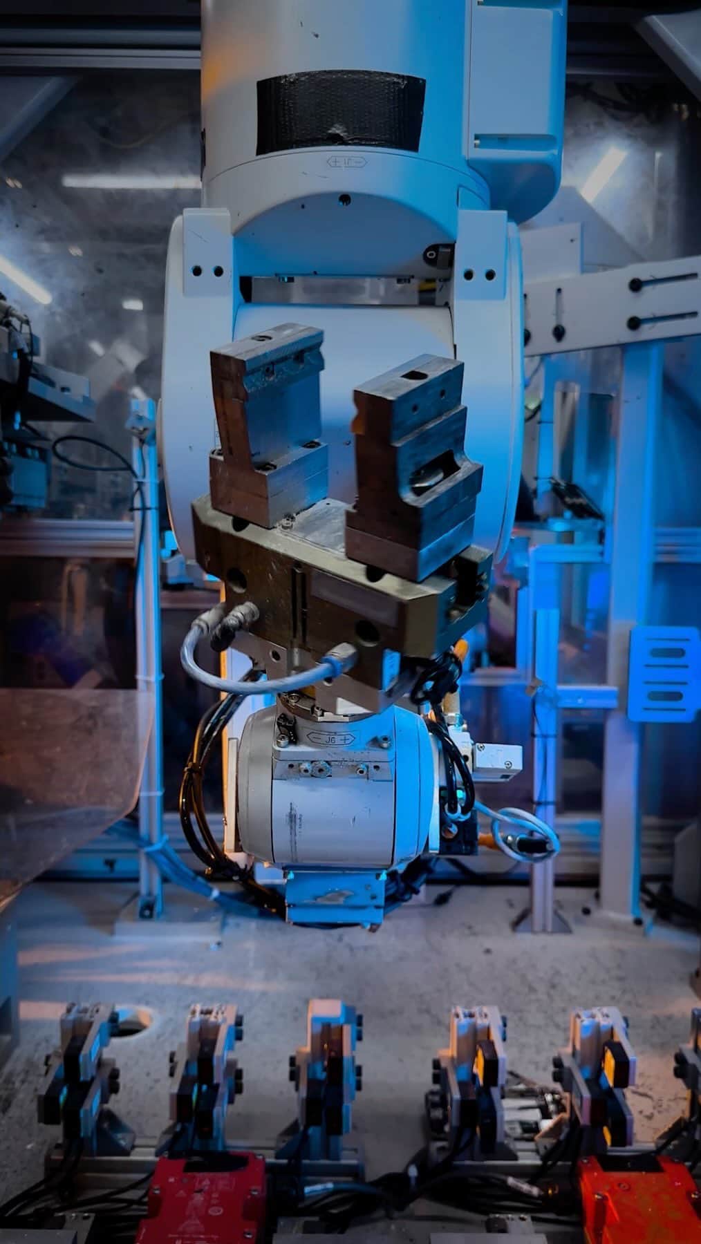 appleのインスタグラム：「Commissioned by Apple. Meet Daisy, a recycling robot who spends her days disassembling old iPhones.   During the recycling process, Daisy can recover a variety of rare-earth elements. Every 1 ton of components she salvages has the same amount of copper and gold as over 2,000 tons of newly mined rock. Many of these materials end up back in the supply chain, enabling Apple to use them again. Go Daisy.   Help keep Daisy busy—head to your nearest Apple store to recycle iPhones you’re no longer using.  #ShotoniPhone by Mark D. of @InciteDesign.」