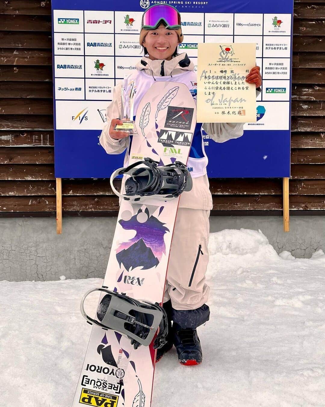ロスコのインスタグラム：「Congrats to Shimazaki Kyu, a Rothco Japan sponsored snowboarder, for achieving a spot in the Youth Olympics! After being crowned the victor of the JOC Japanese Junior Ski competition, his hard work has paid off. Wishing him luck in Korea next year! #YouthOlympics #Snowboarding #rothcojapan」