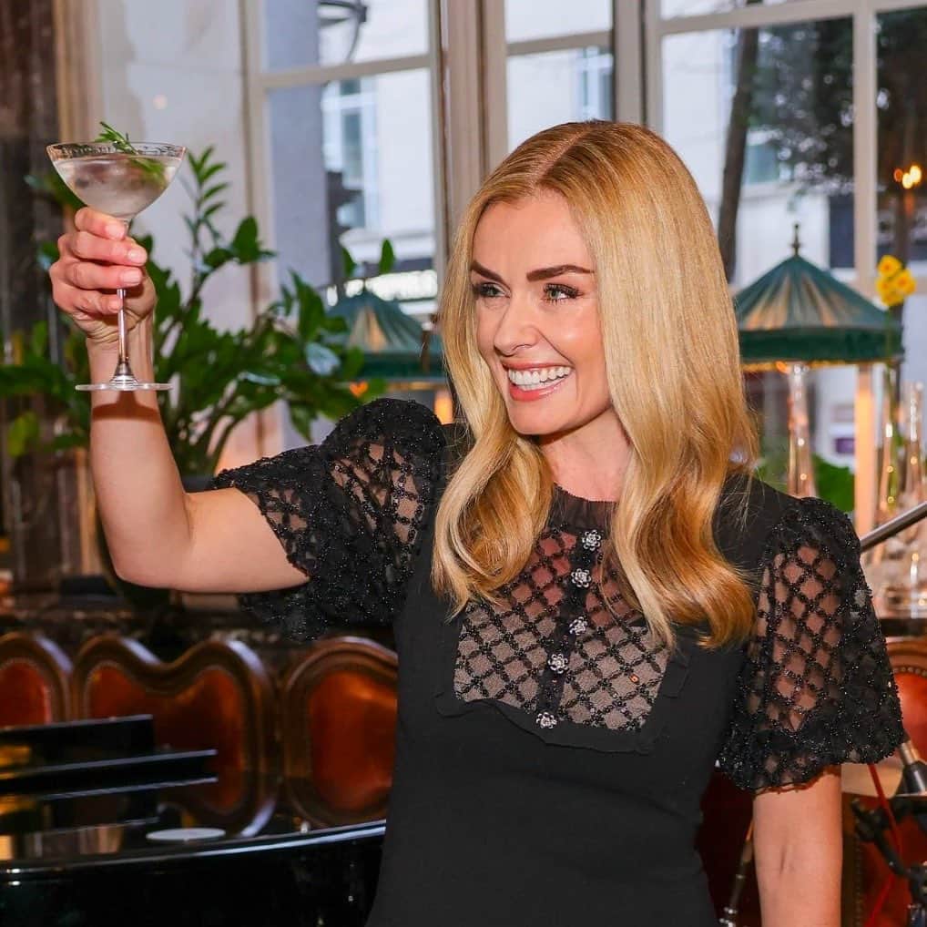 キャサリン・ジェンキンスのインスタグラム：「Cheers to you! I hope you find time to pause and raise a glass with family and friends this weekend! . @cygnet_gin」