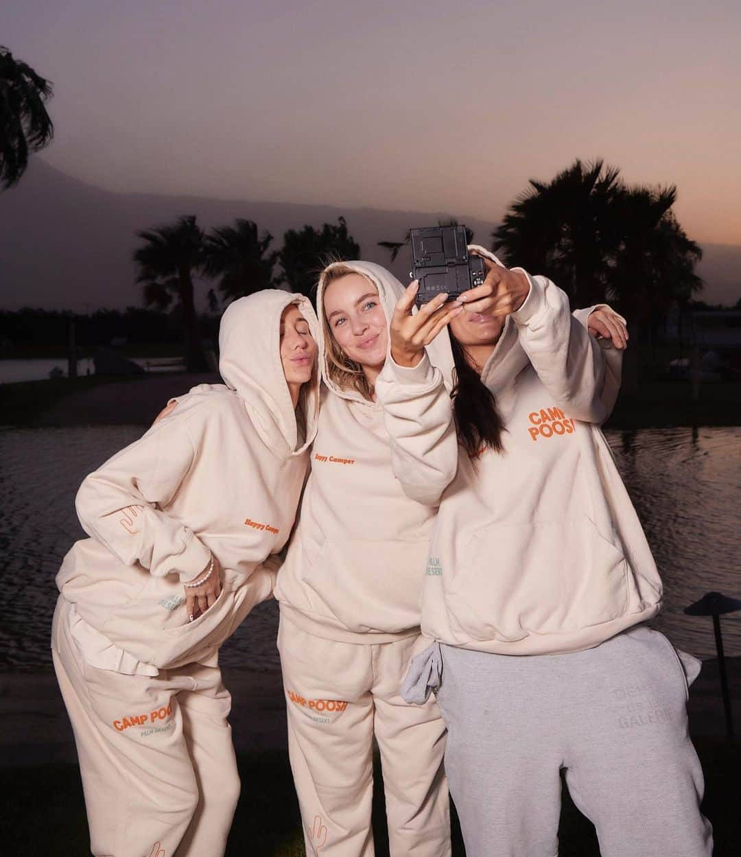 アレクサ・ロジーさんのインスタグラム写真 - (アレクサ・ロジーInstagram)「i always dreamed of going to camp. i never thought my camp director would be @kourtneykardash but i’m into it」4月22日 0時55分 - alexalosey