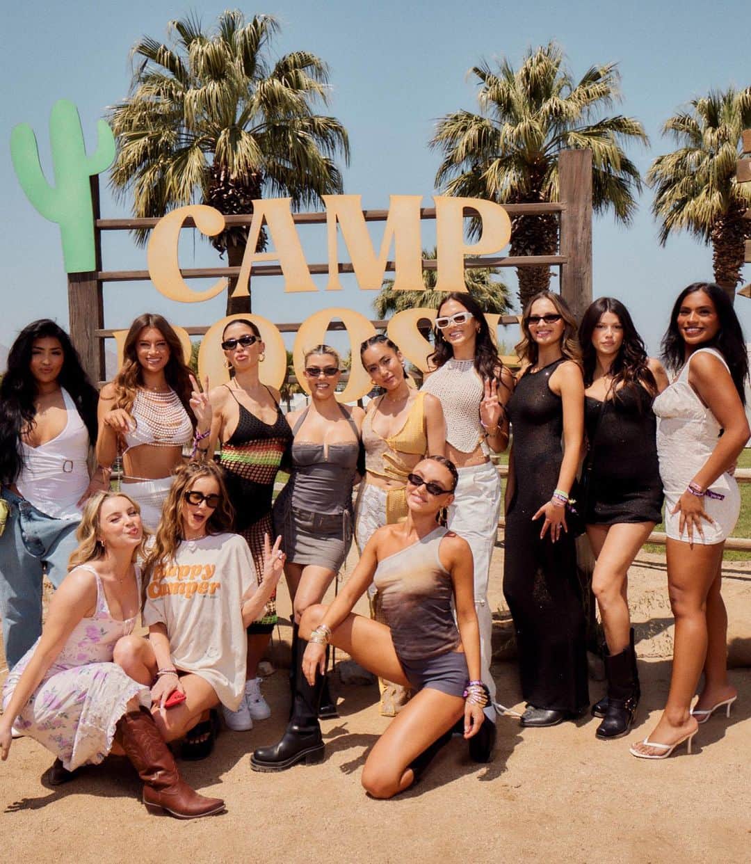 アレクサ・ロジーのインスタグラム：「i always dreamed of going to camp. i never thought my camp director would be @kourtneykardash but i’m into it」