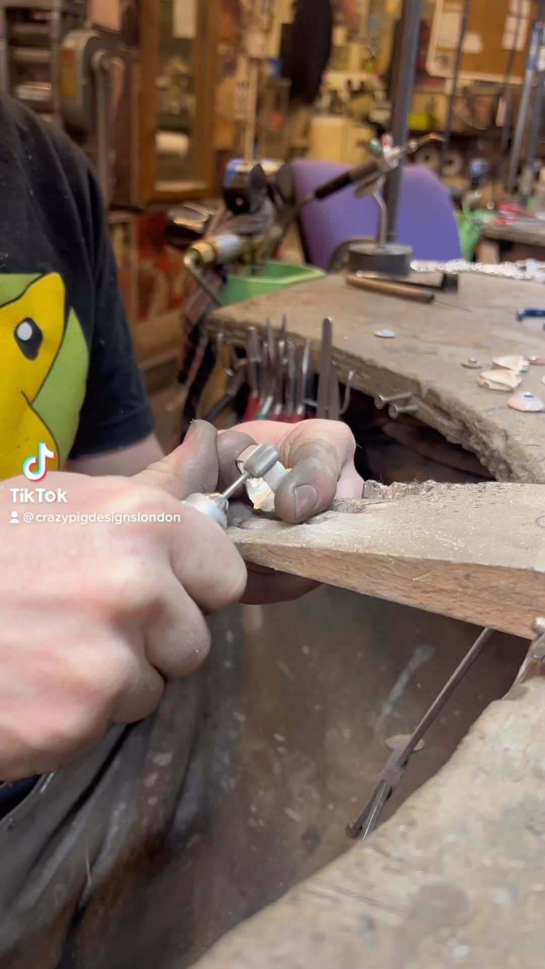 クレイジーピッグのインスタグラム：「Come and set some eyes with us 👁️ head over to our tik tok and follow us there too 🙏 . . . . . #silver #jewellery #satisfying #asmr #process #workshop #925sterljng #eyes #howitsmade」