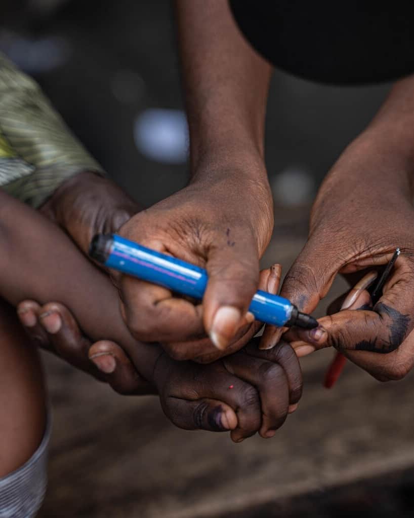 unicefさんのインスタグラム写真 - (unicefInstagram)「“I want my child to succeed.”  Jemlat was happy when she came across a team of health workers on her way home with her son Fawaz on the crowded streets of Gengere in Lagos, Nigeria.  The team was providing vaccines to protect children against potentially lethal diseases. Fawaz was unvaccinated at that point and received his first set of vaccines!  He's now on the way to being protected from life-threatening diseases, including measles and polio.  #ForEveryChild, a healthy future.  © UNICEF/U.S. CDC/Nelson Apochi Owoicho」4月22日 1時00分 - unicef