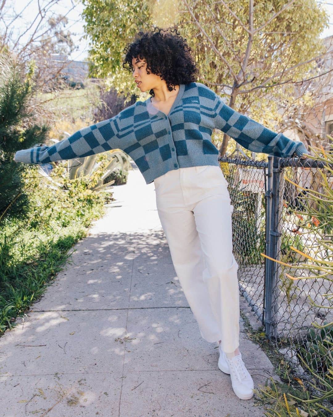 vans girlsさんのインスタグラム写真 - (vans girlsInstagram)「Whether you're out for a casual stroll or enjoying the beautiful spring weather with friends, the Waffle Knit Relax Cardigan and Ground Work Pant are perfect for any occasion. vans.com/womens」4月22日 1時00分 - vansgirls