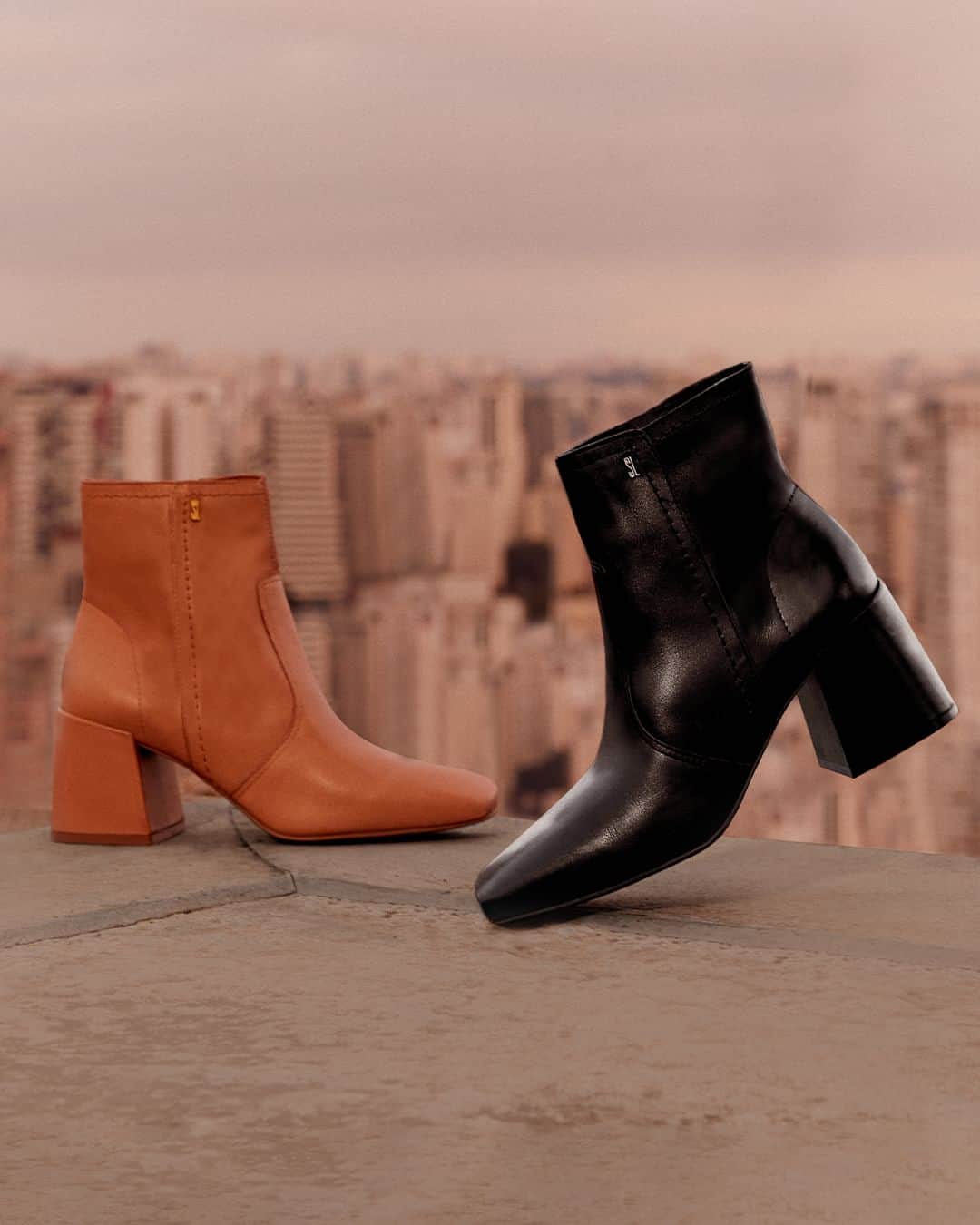 Santa Lollaのインスタグラム：「As produções do dia a dia pedem por botas confortáveis. O modelo de cano baixo e salto bloco serve praticidade sem deixar a sofisticação de lado. Você vai de Preta ou Terracota? [ R$399,90 cada ] #santalolla #santalollainv23 #SLboots #boots」