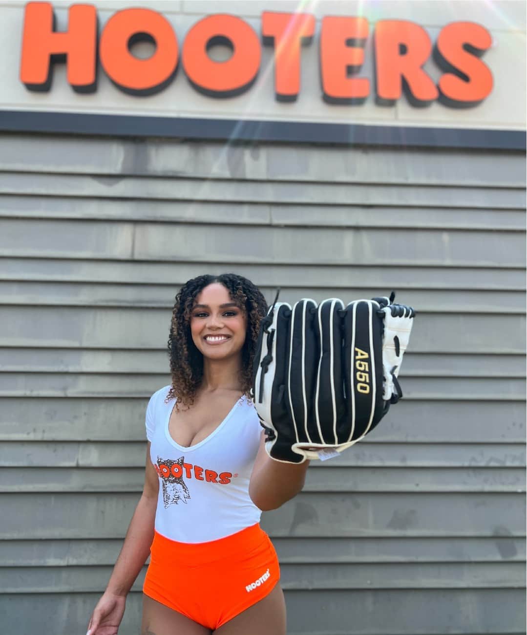 Hootersさんのインスタグラム写真 - (HootersInstagram)「Not sure what your weekend plans are?  Swipe to find out ➡️」4月22日 1時00分 - hooters
