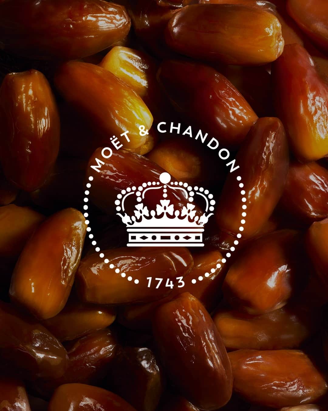 Moët & Chandon Officialのインスタグラム：「Tasting and chromaticity, Grey, smoky, and toasted notes emerge on the initial nose of Grand Vintage Collection 2006. "The fruit is concentrated and candied, like a plump date" according to Cellar Master Benoît Gouez.⁣ ⁣ #GrandVintage #MoetChandon ⁣ ⁣ This material is not intended to be viewed by persons⁣ under the legal alcohol drinking age or in countries⁣ with restrictions on advertising on alcoholic beverages.⁣ ENJOY MOËT RESPONSIBLY.」