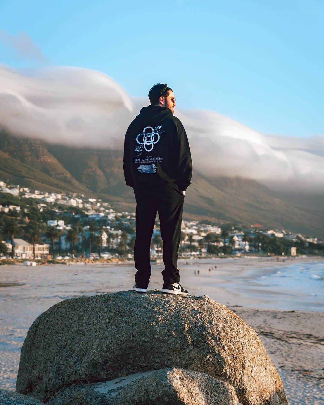 アレッソのインスタグラム：「POEM HOODIE IS HERE 🖤 link in bio」