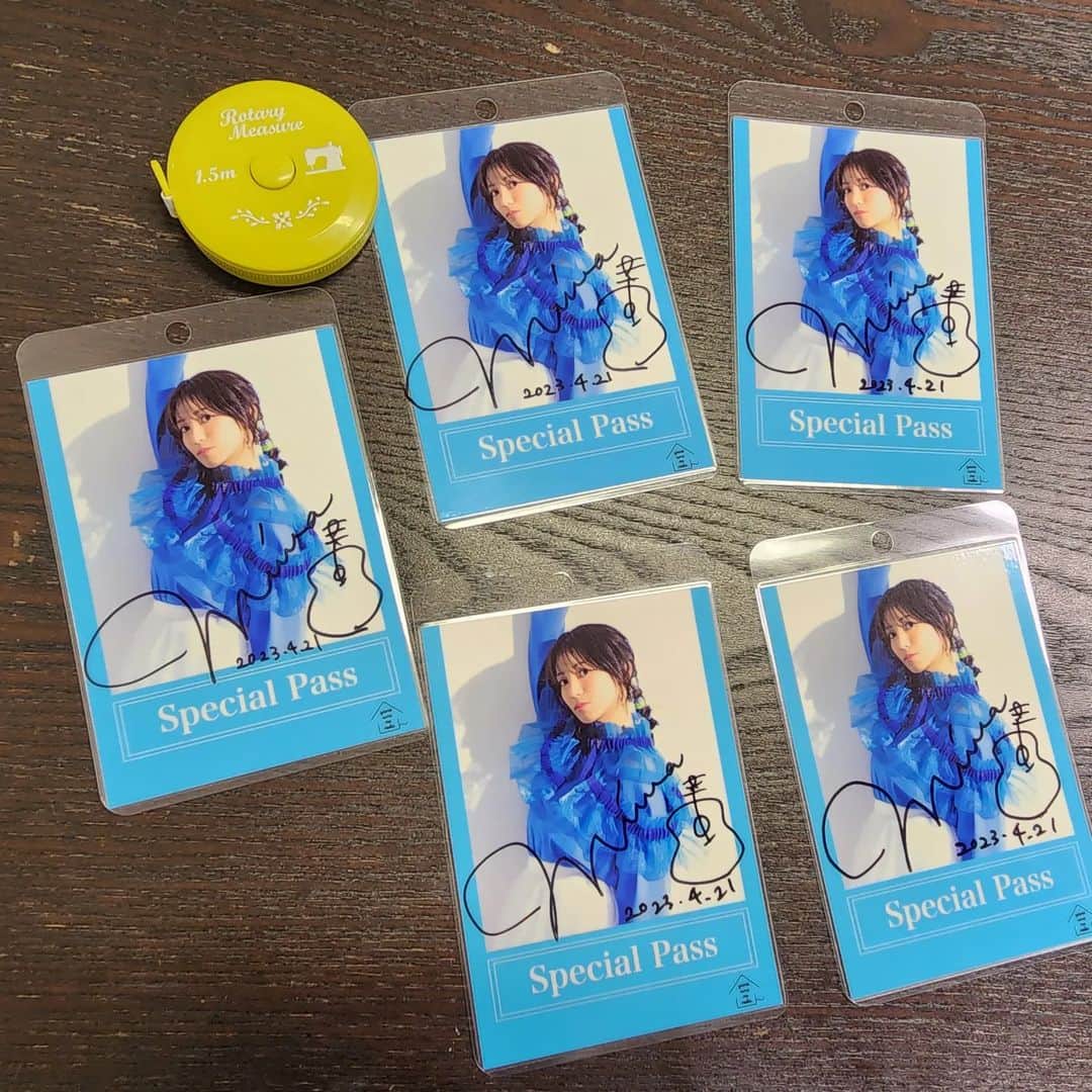 miwaさんのインスタグラム写真 - (miwaInstagram)「サイン、誰に当たるかな？😆  #アコギッシモ #新潟 #miwa #サイン #横にあるのは #メジャー 😂」4月22日 1時11分 - miwa_official_38