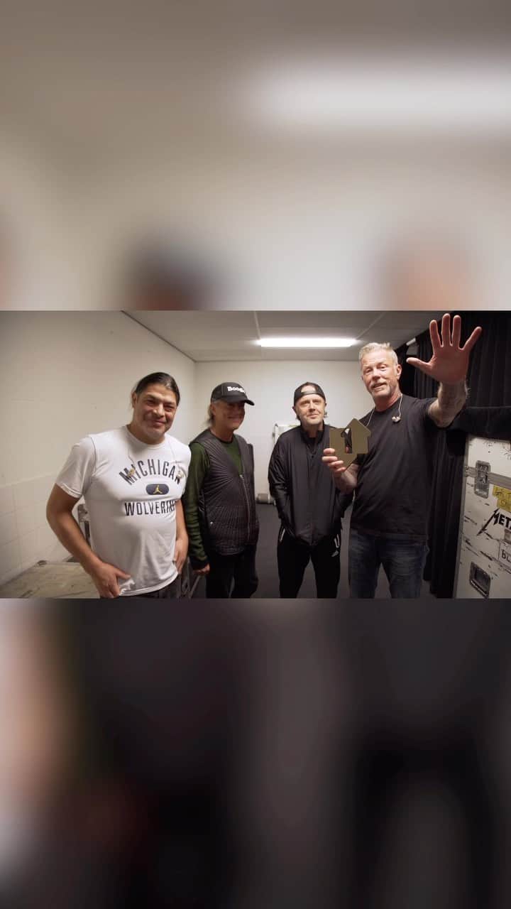 メタリカのインスタグラム：「🎸🤘 THEY'VE DONE IT 🤘🎸 Metallica (@metallica) score their fourth UK Number 1 album - and first in 15 years - with 72 Seasons 💛🖤 Tap the link in our bio for your brand-new Official Albums Chart highlights #Metallica #72Seasons #music #rockmusic」