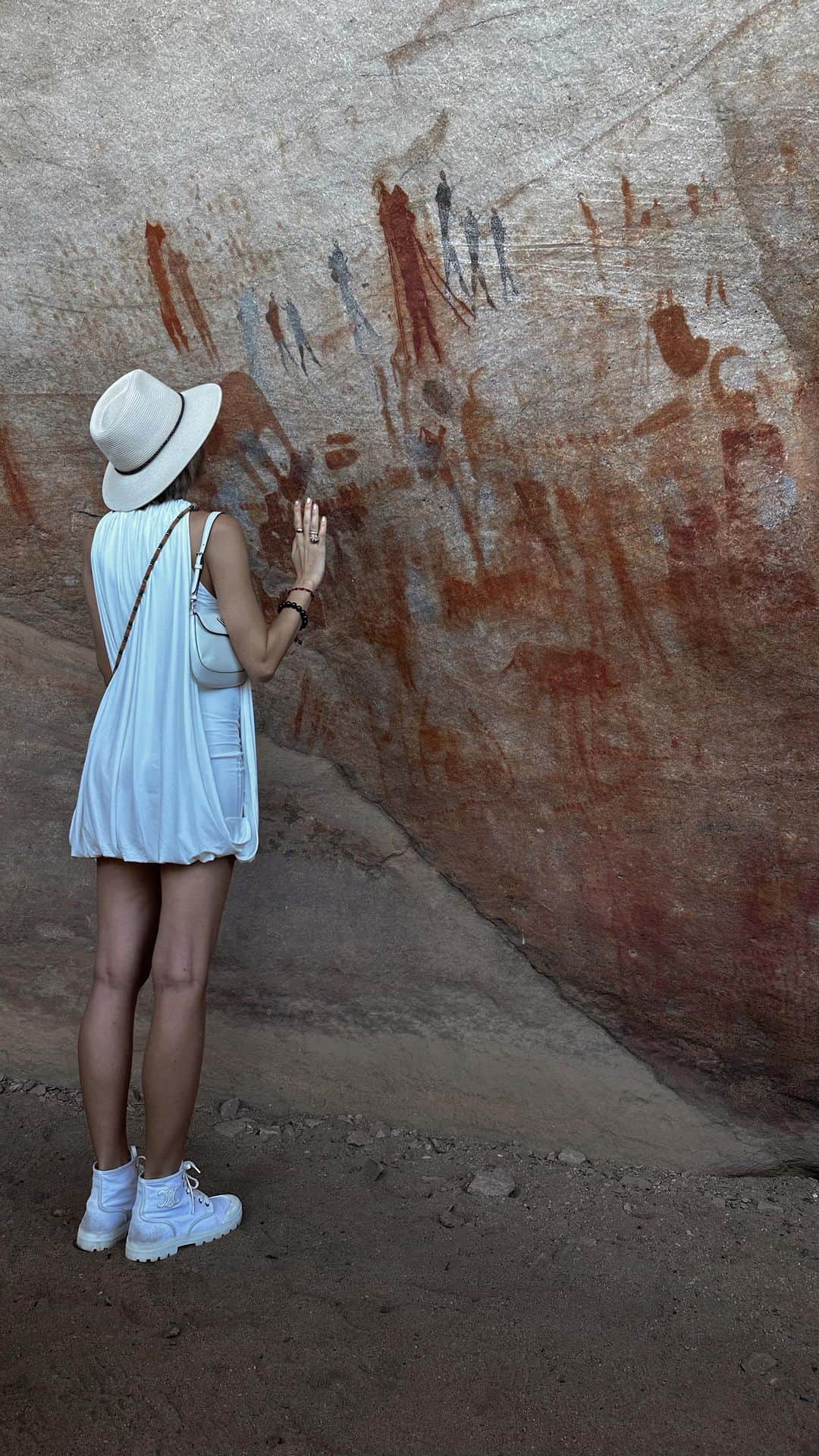 のインスタグラム：「The Bushmen world. These drawings are around 10 thousand years old 😍😳 What a lucky opportunity is to live and evolve on such a fascinating planet. Especially having the key for interaction with them - livens you up.  Бушменское царство. Этим рисункам около 10 тыс лет 😍😳 на какой же удивительной земле нам посчастливилось жить и развиваться. Особенно когда знаешь как взаимодействовать с ними-это всегда подзарядка, знания и благодарность」