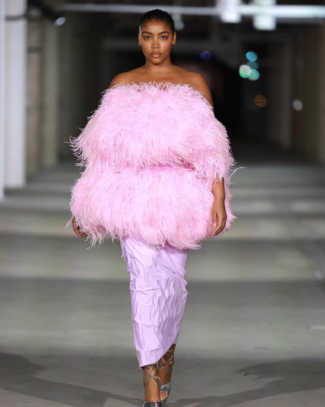Fashion Weekさんのインスタグラム写真 - (Fashion WeekInstagram)「Fly like a bird. From New York to Milan, Spring/Summer and Fall/Winter 2023 collections have entered a feather frenzy.   Photos courtesy of @gettyimages」4月22日 1時06分 - fashionweek