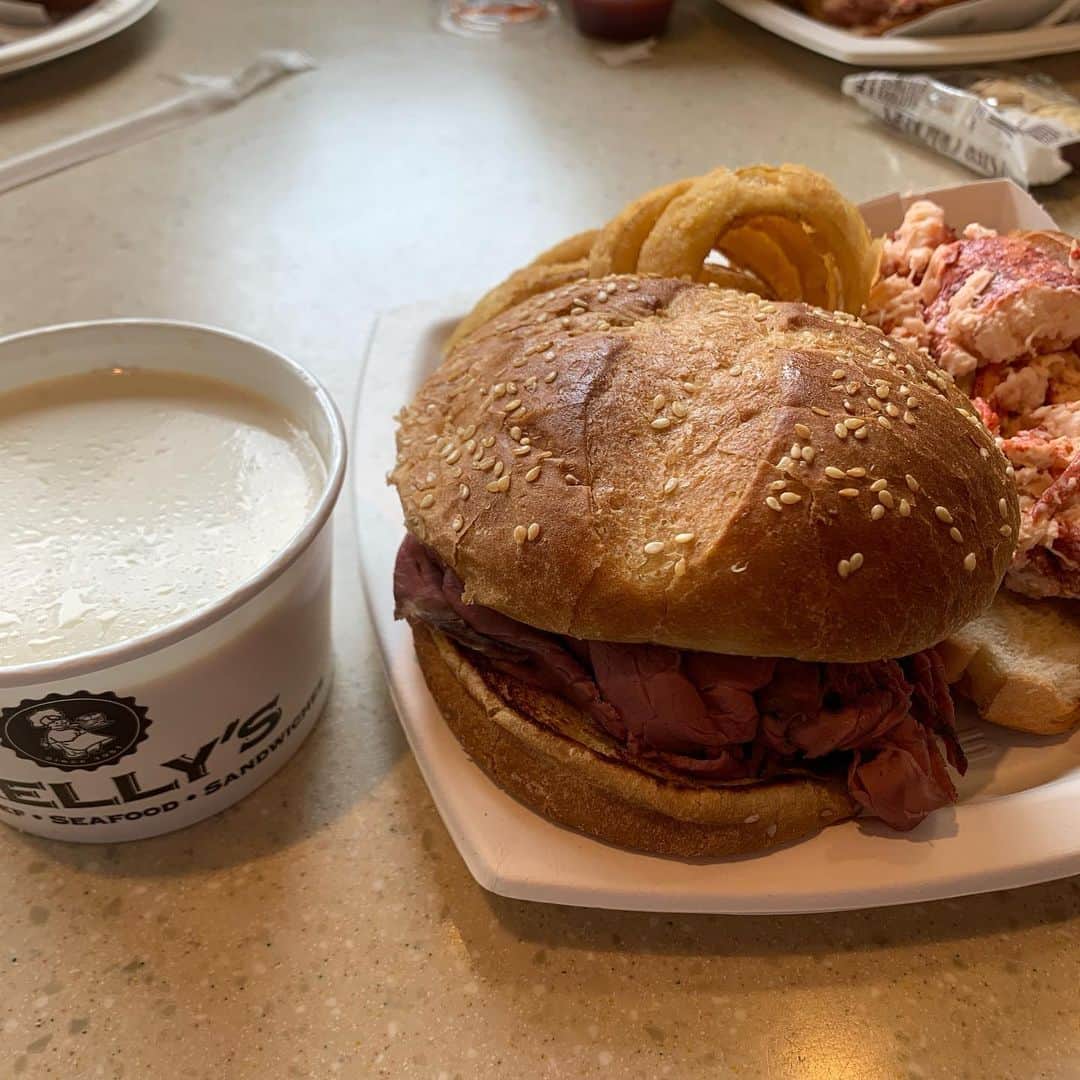 飯島寛子さんのインスタグラム写真 - (飯島寛子Instagram)「Roast beef and seafood sandwiches のKelly’sでロブスターロール！ #robstarroll #bostonmarathon」4月22日 1時07分 - hirokoiijima