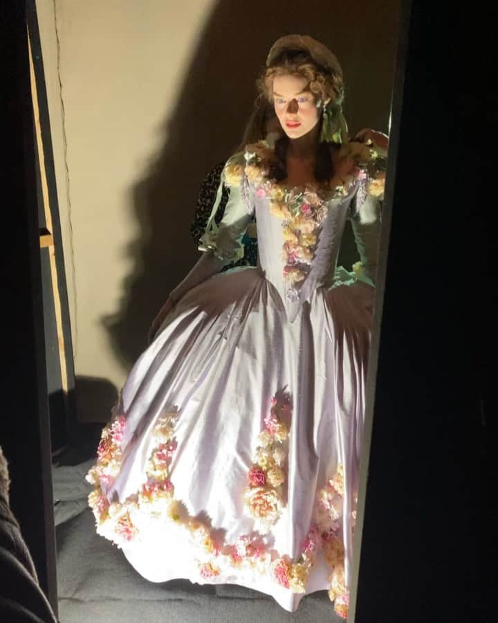 サマーラ・ウェイビングのインスタグラム：「@chevaliermovie is out today! Go go go to a theatre and have a cute date. Go!」