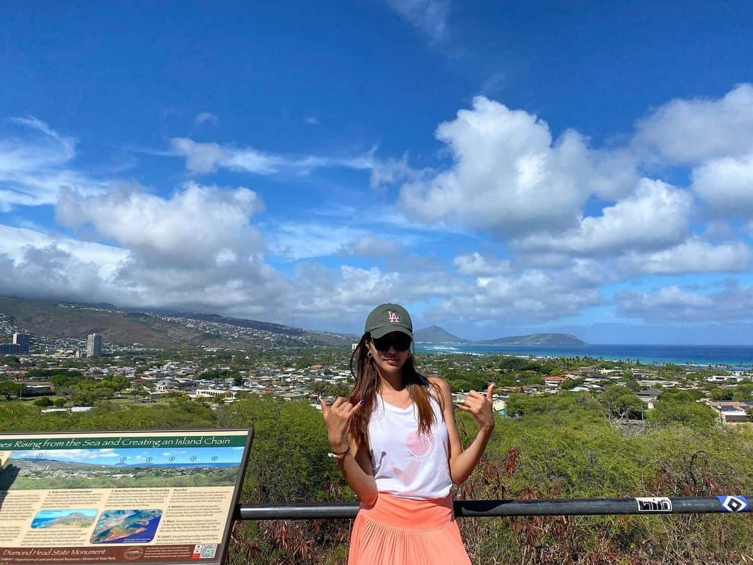 イ・ナリのインスタグラム：「멋진 뷰 🤩#🤙🏽 . .  #다이아몬드헤드  #⛰️ #알로하 #hawaii #diamondhead #view #🤙🏽🤙🏽🤙🏽」