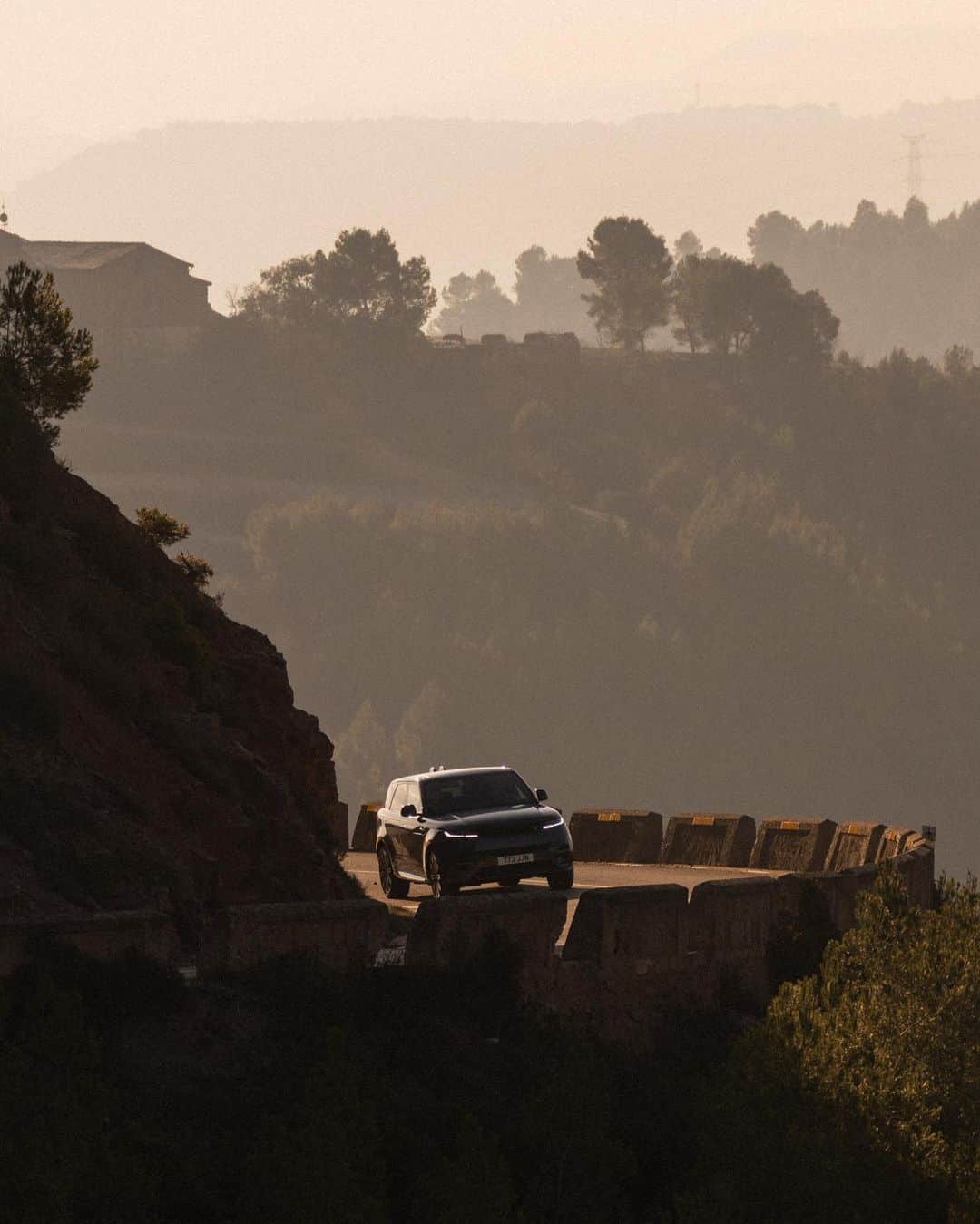 Land Roverさんのインスタグラム写真 - (Land RoverInstagram)「Something of a mirage.   #RangeRoverSport」4月22日 1時12分 - landrover