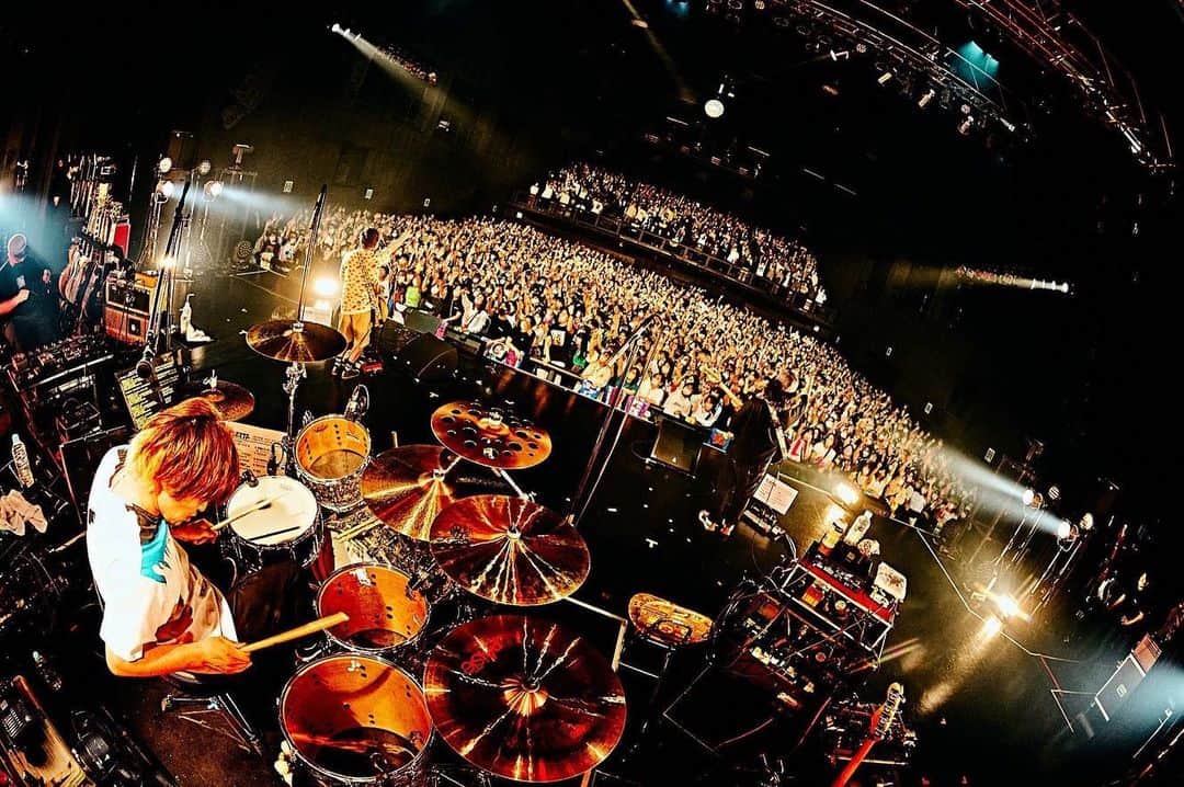 近藤洋一（サンボマスター）さんのインスタグラム写真 - (近藤洋一（サンボマスター）Instagram)「【#マカロックツアーvol.15 〜あやかりたい！煌めきビューチフルセッション編〜】@Zepp Nagoya ありがとうございました！  #マカロニえんぴつ とツーマン！！！ 久々にカッコいいロックバンドのステージをガッツリ観れて、とても贅沢な夜でした！マカロニえんぴつがステージに立ってる姿はとても雰囲気があってテンションが上がります。青春狂想曲のカバーもめっちゃ嬉！（前回対バン時はこれで自由になったのだ でした！😭✨） #サンボマスター のステージからの景色もニコニコの笑顔がたくさん溢れててとってもピース✌️な空間に感動しました。  対バンに選んでくれて本当にありがとうございました✨  photo by @hamanokazushi」4月22日 1時12分 - yoichi_kondo_sambomaster