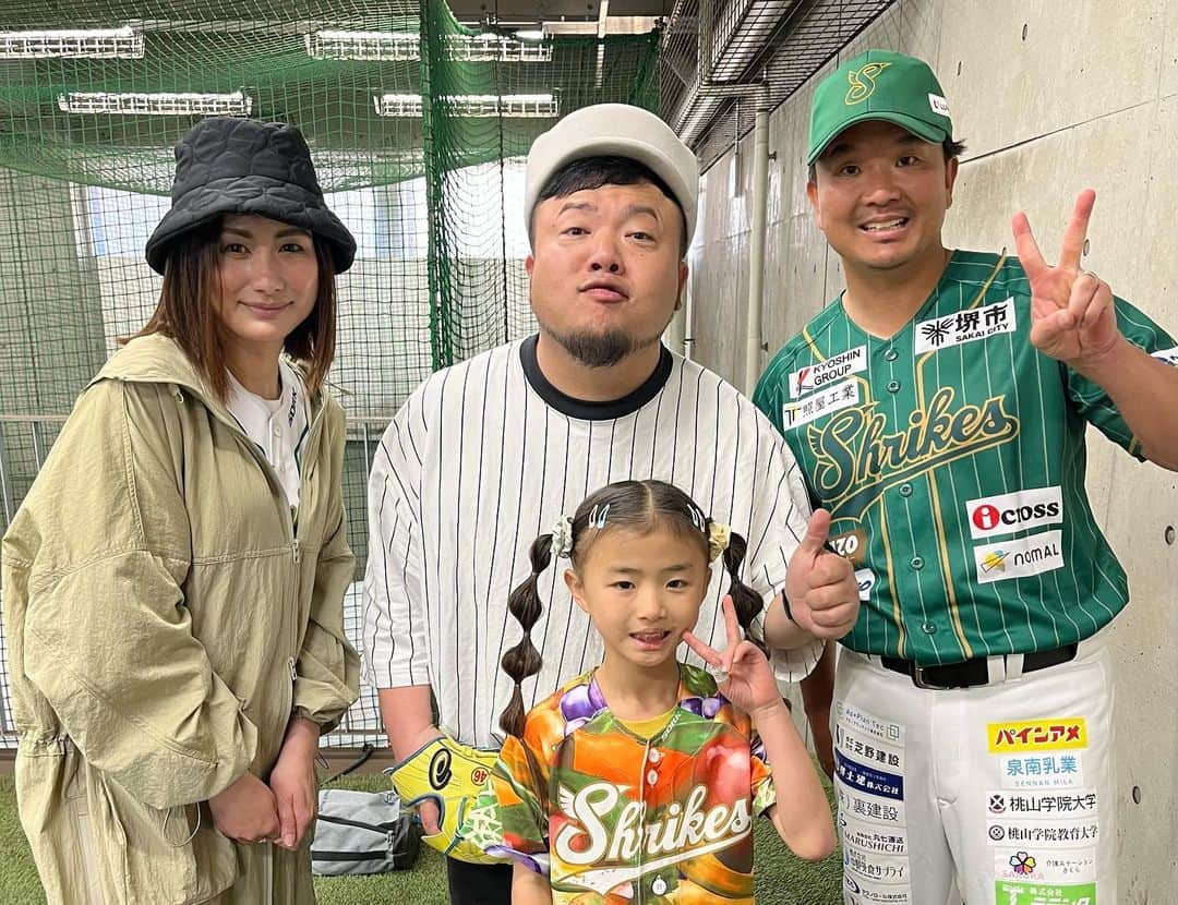 大西宏明さんのインスタグラム写真 - (大西宏明Instagram)「#時差投稿   HIPPY君と大西家 📸🎞 @_____hippy_____   #君に捧げる応援歌  #hippy #アーティスト #歌手 #堺シュライクス #開幕戦 #Live #スペシャルゲスト #独立リーグ  #野球 #プロ野球 #野球少年  #シンガーソングライター  #音楽好きな人と繋がりたい  #歌好きな人と繋がりたい  #焼肉好きな人と繋がりたい  #野球好きな人と繋がりたい  #近鉄バファローズ  #オリックスバファローズ  #横浜denaベイスターズ  #福岡ソフトバンクホークス  #smile #ほなっ！！」4月22日 1時14分 - ohnishi_hiroaki_0428